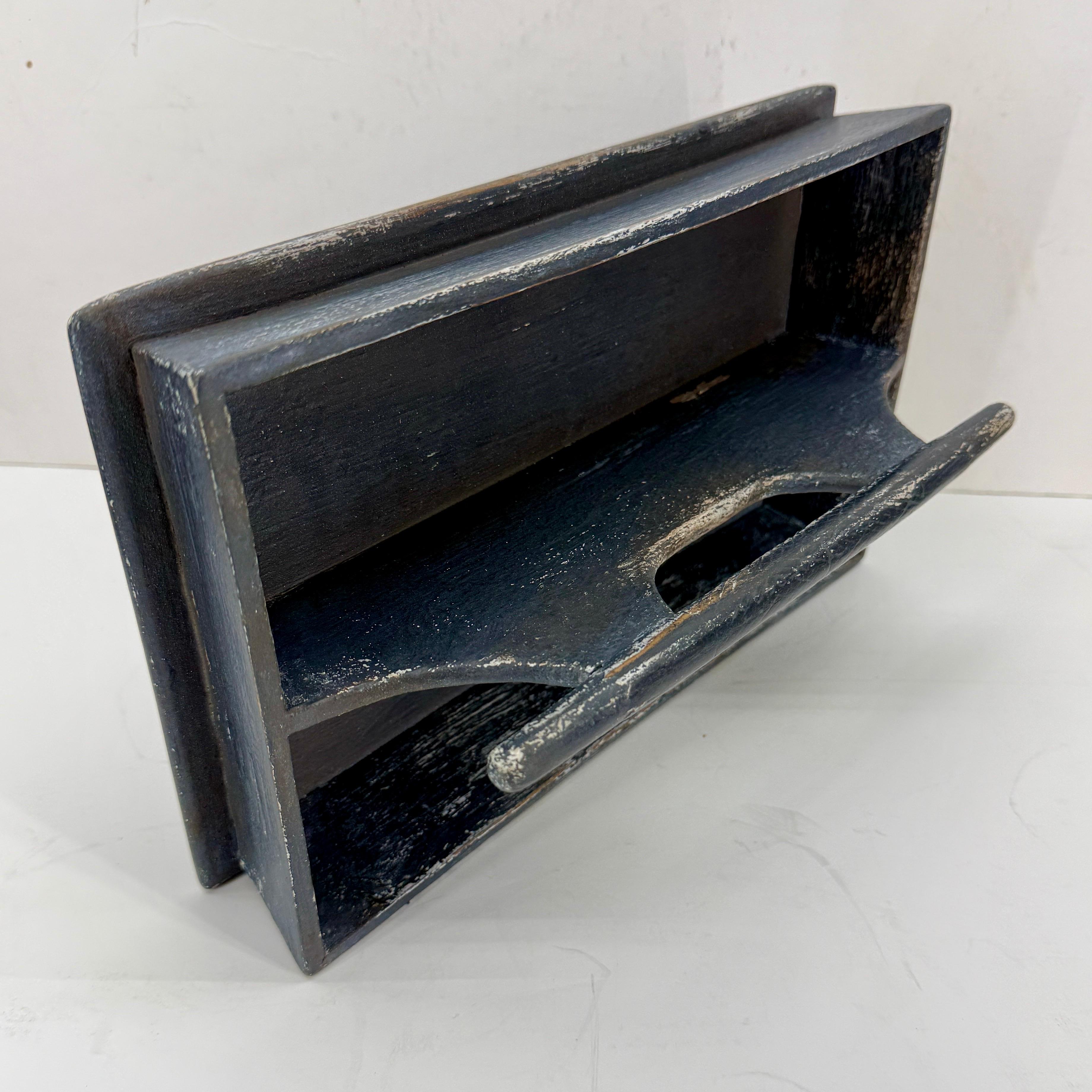 Plateau à couverts Butlers en bois peint de style gustavien avec poignée en vente 2