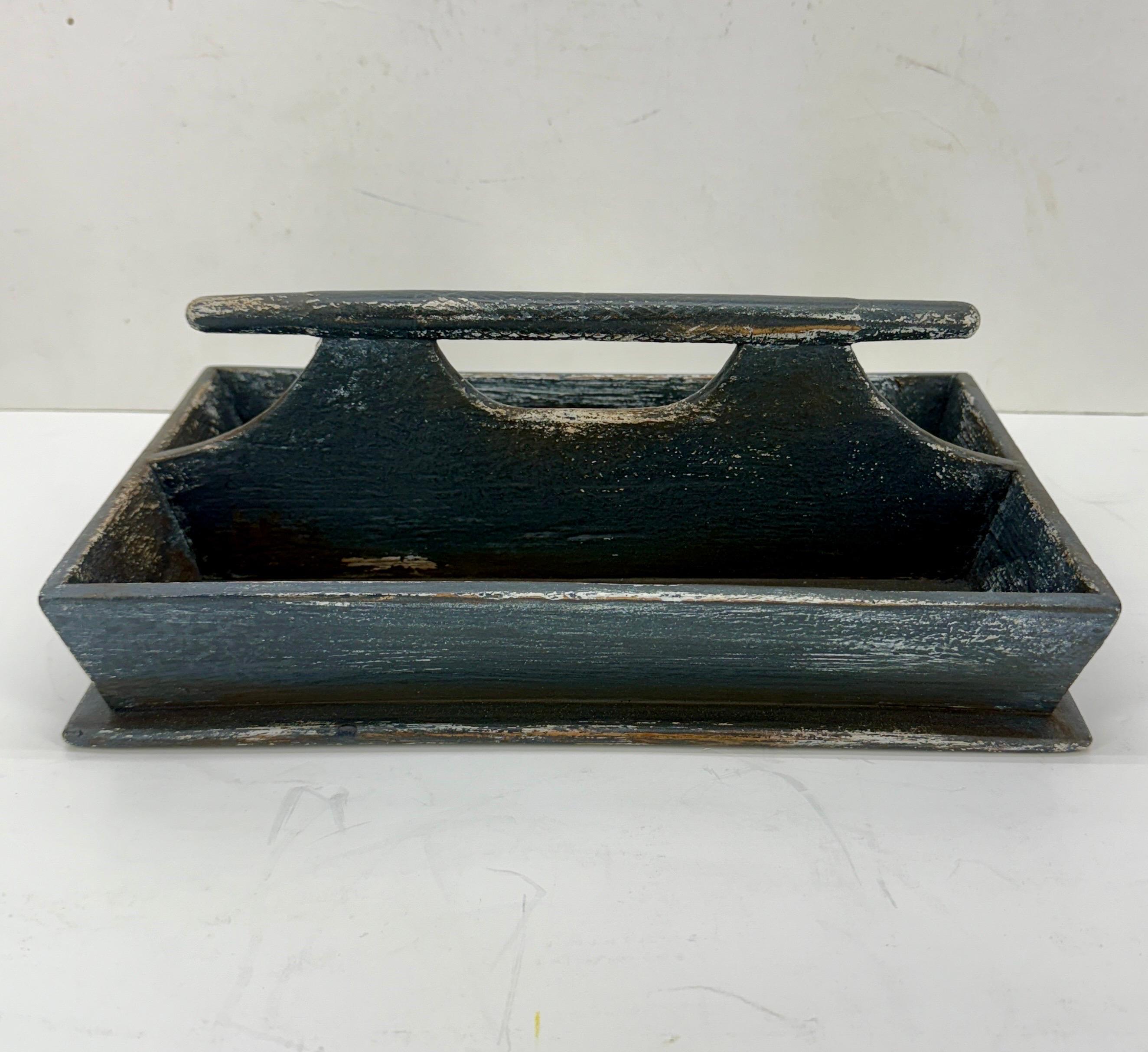 Plateau à couverts Butlers en bois peint de style gustavien avec poignée en vente 3