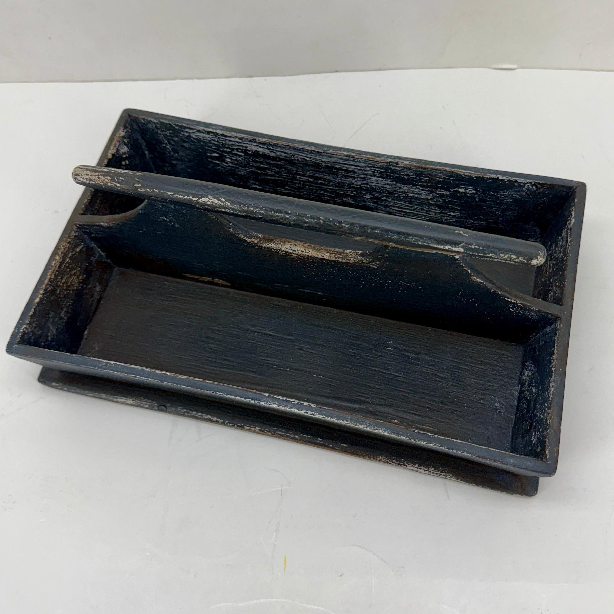 Bois Plateau à couverts Butlers en bois peint de style gustavien avec poignée en vente