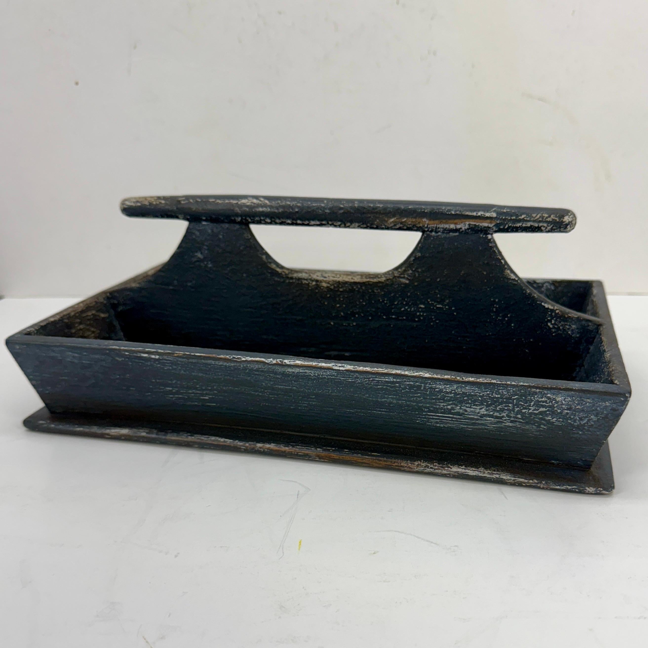 Plateau à couverts Butlers en bois peint de style gustavien avec poignée en vente 1