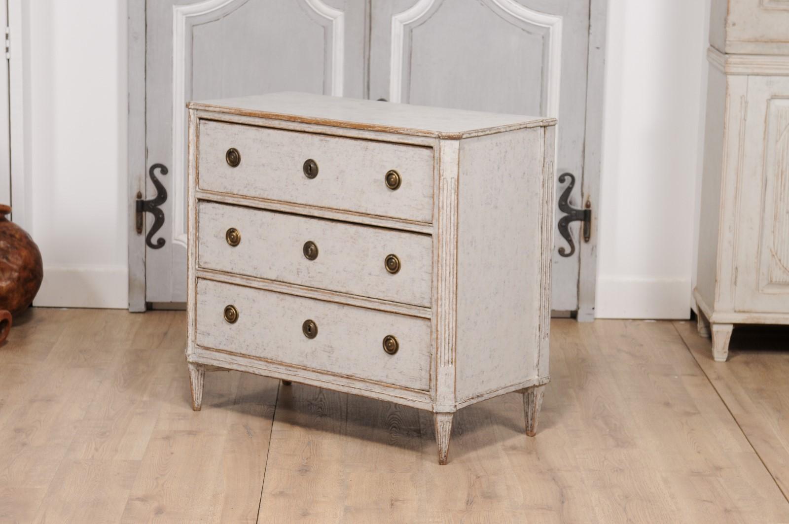 Gustavian Period 1800s Swedish Dove Grey Painted Three-Drawer Chest For Sale 7
