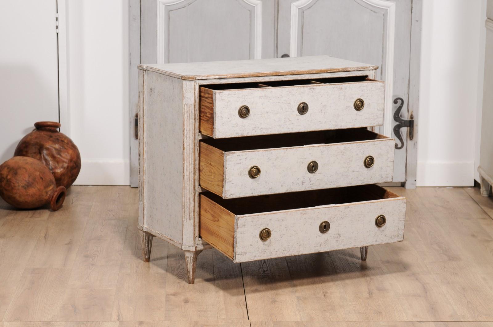 Gustavian Period 1800s Swedish Dove Grey Painted Three-Drawer Chest (Geschnitzt) im Angebot