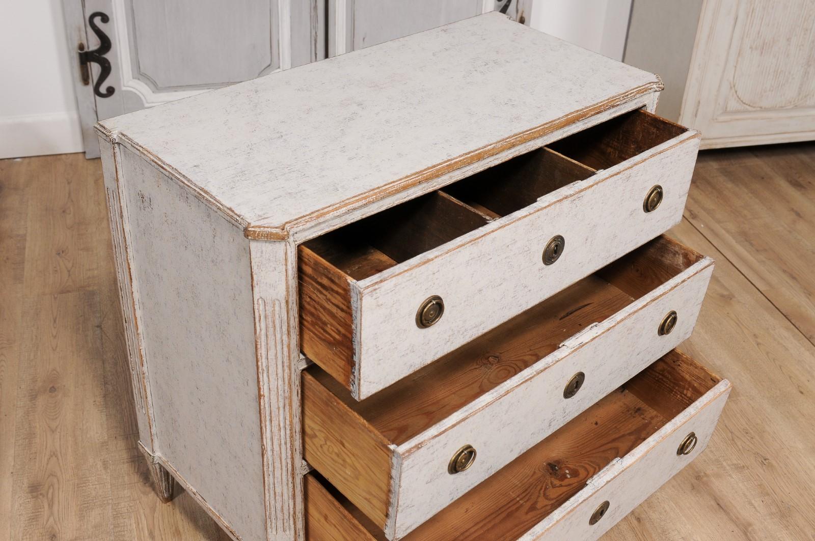 Gustavian Period 1800s Swedish Dove Grey Painted Three-Drawer Chest For Sale 1