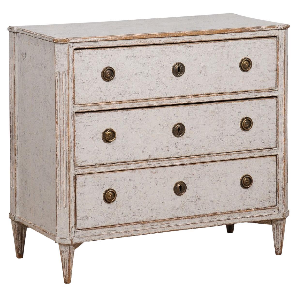 Gustavian Period 1800s Swedish Dove Grey Painted Three-Drawer Chest im Angebot