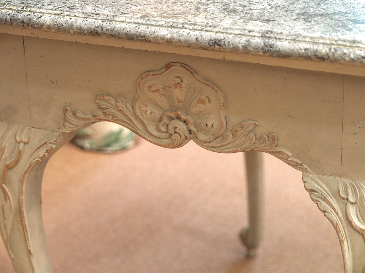 Gustavianischer Tisch aus der Gustavianischen Periode mit Kunstmarmorplatte, 18. Jahrhundert (Holz) im Angebot