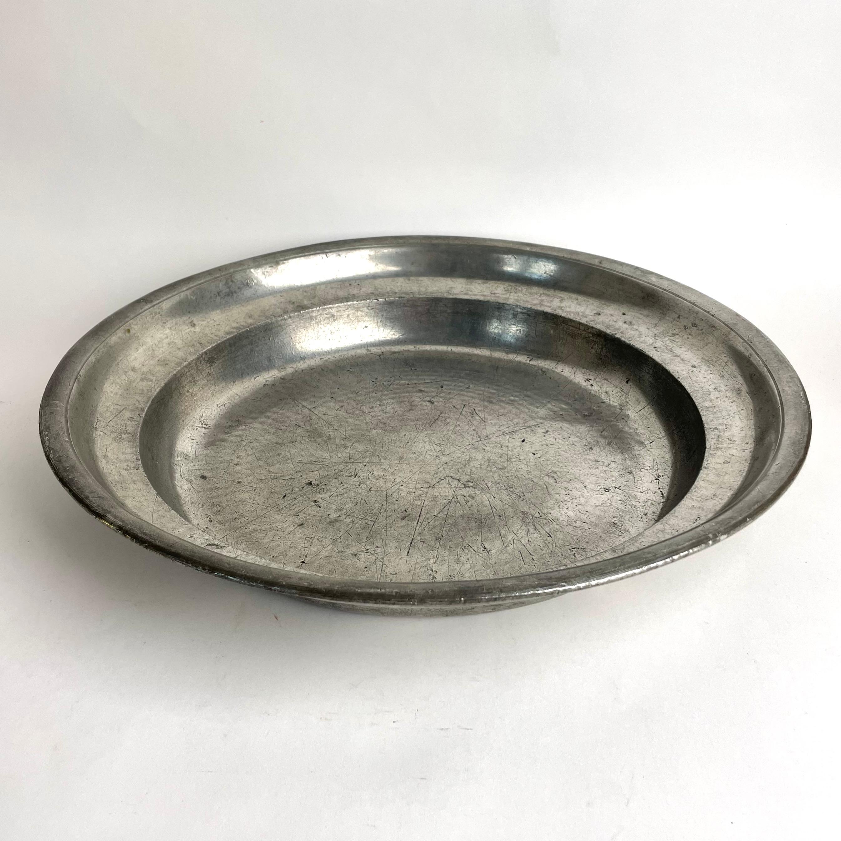 Un étonnant plat de service en étain de la période gustavienne de la fin des années 1700 en Suède. Caractéristiques Inscription.

Cette assiette creuse raffinée est fabriquée en étain élégant. Les imperfections témoignent du savoir-faire et de