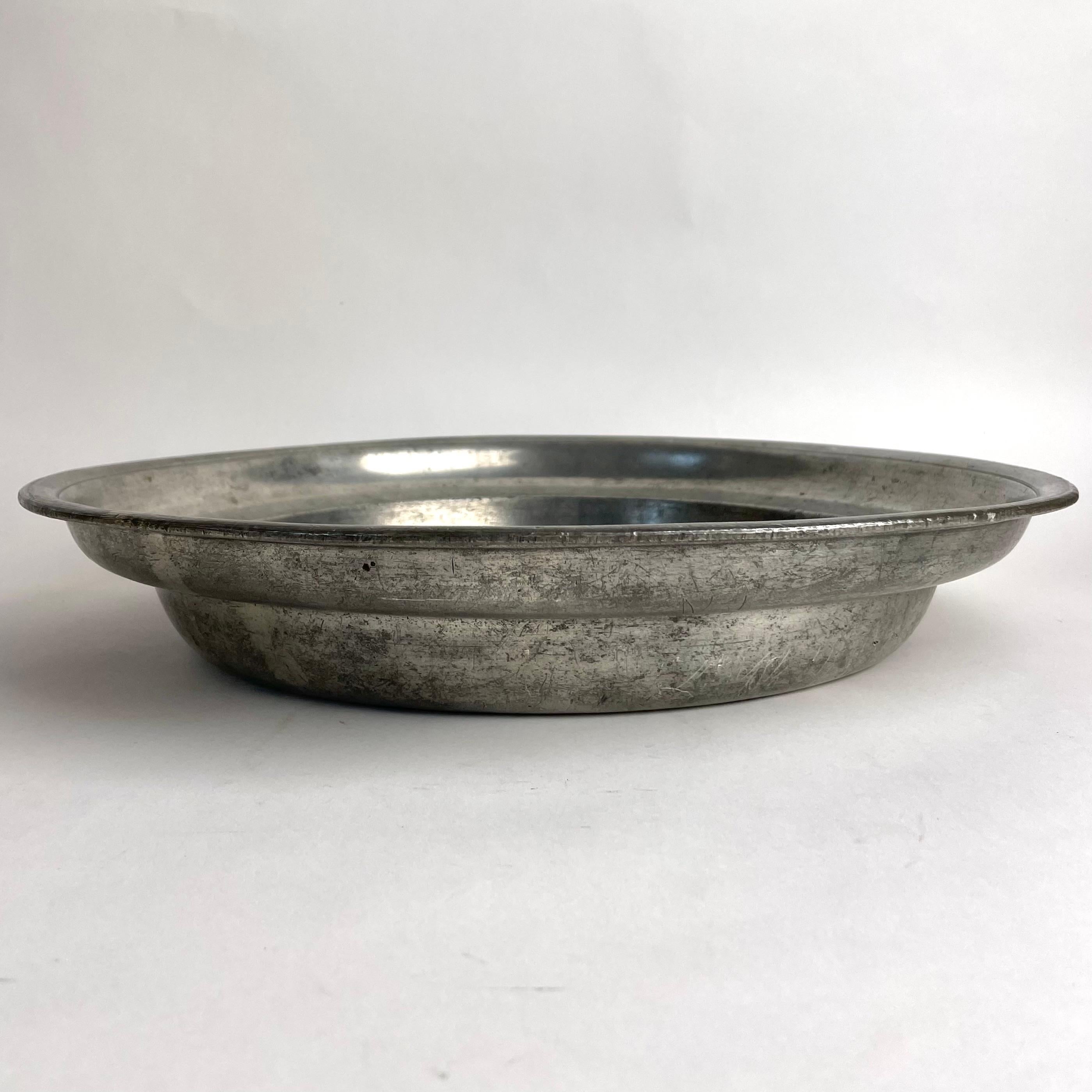 Gustavien Plat de service gustavien en étain, fin des années 1700, Suède avec signature