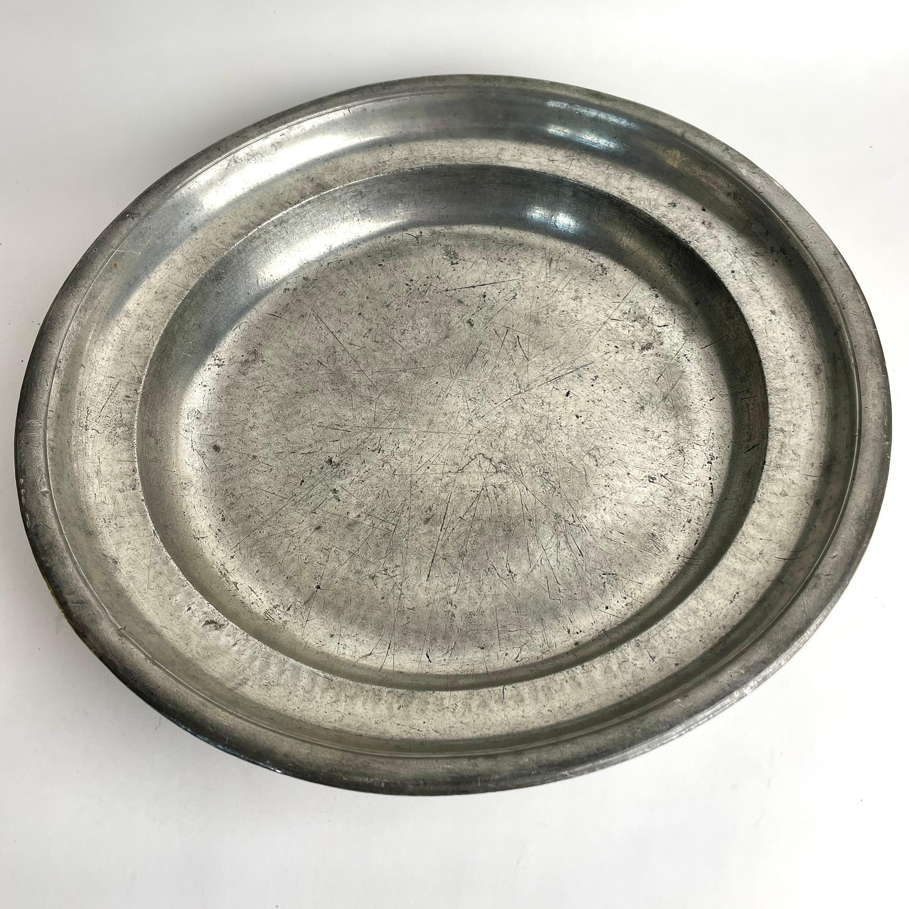 Suédois Plat de service gustavien en étain, fin des années 1700, Suède avec signature