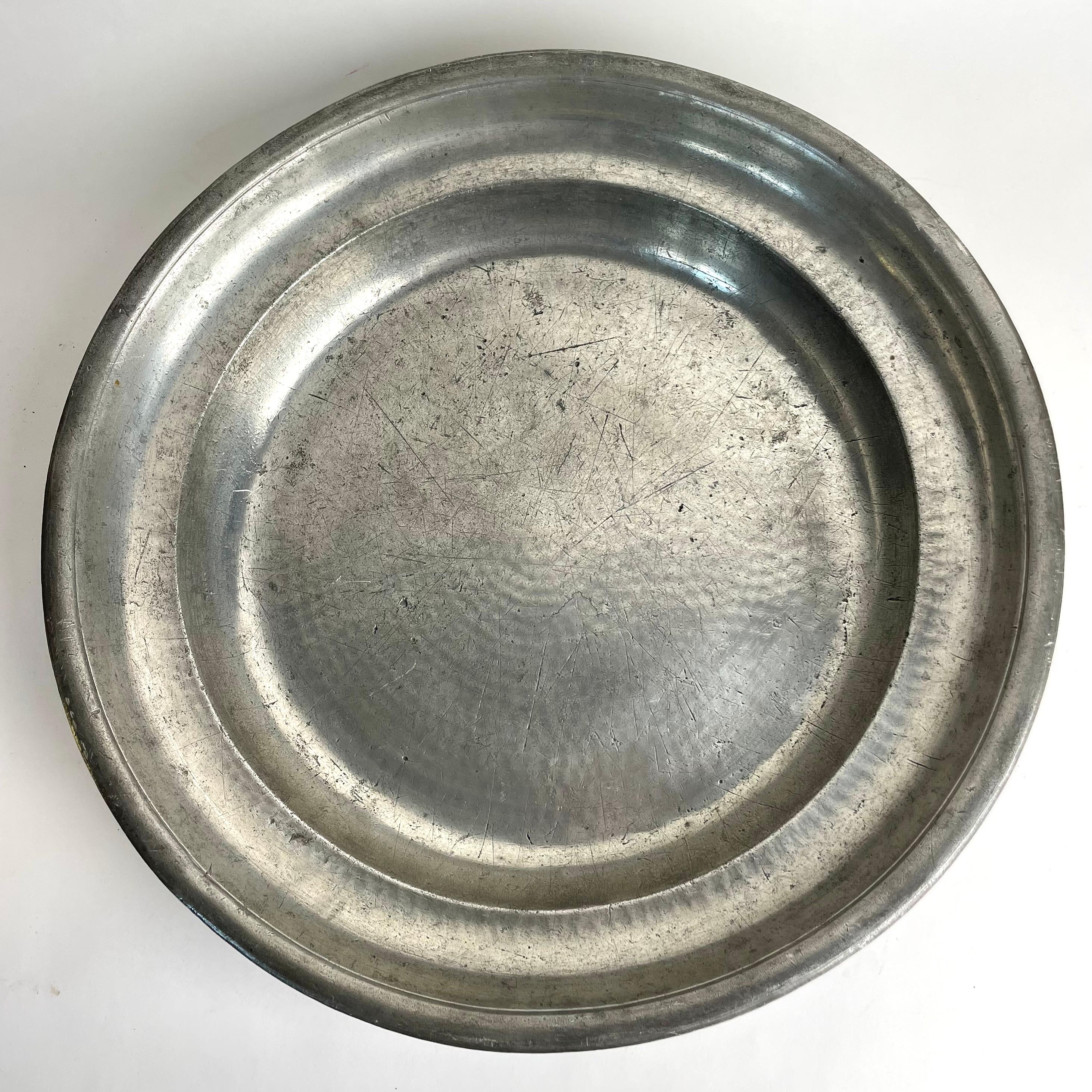 Plat de service gustavien en étain, fin des années 1700, Suède avec signature Bon état à Knivsta, SE
