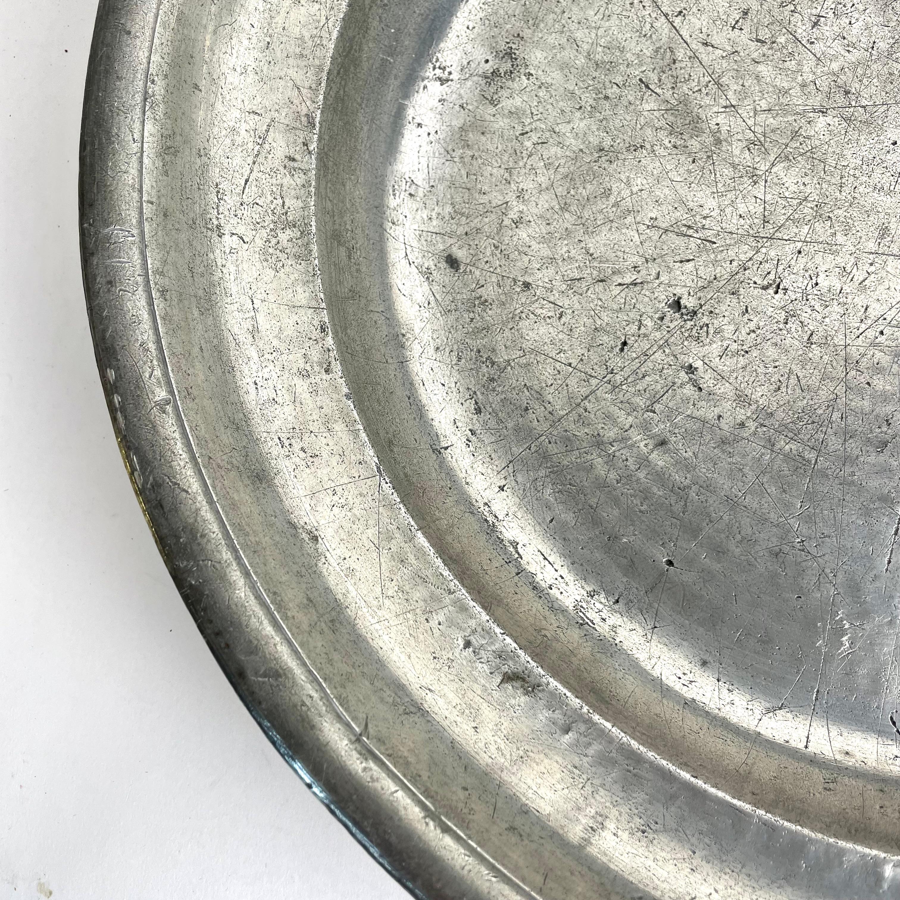 XVIIIe siècle Plat de service gustavien en étain, fin des années 1700, Suède avec signature
