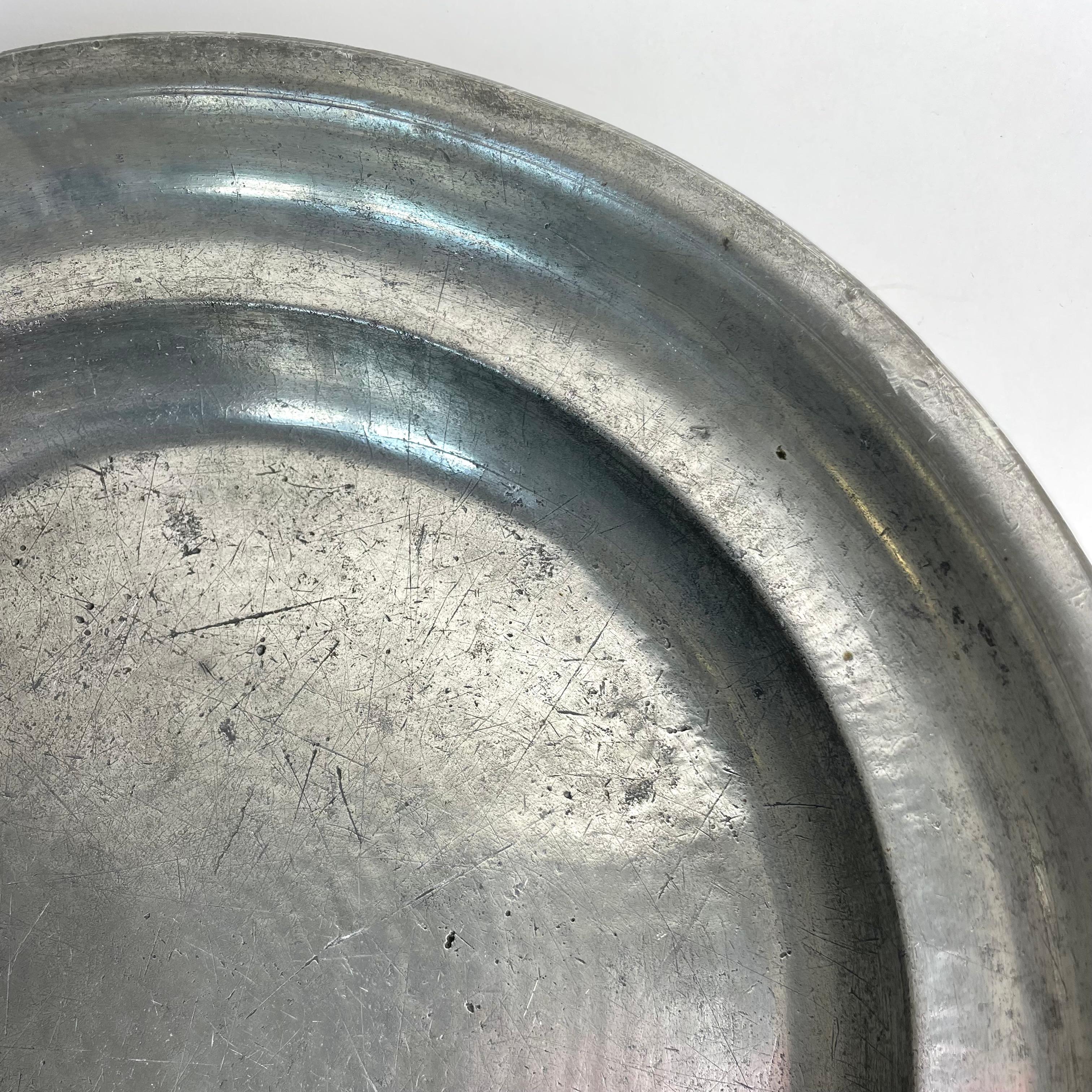 Étain Plat de service gustavien en étain, fin des années 1700, Suède avec signature