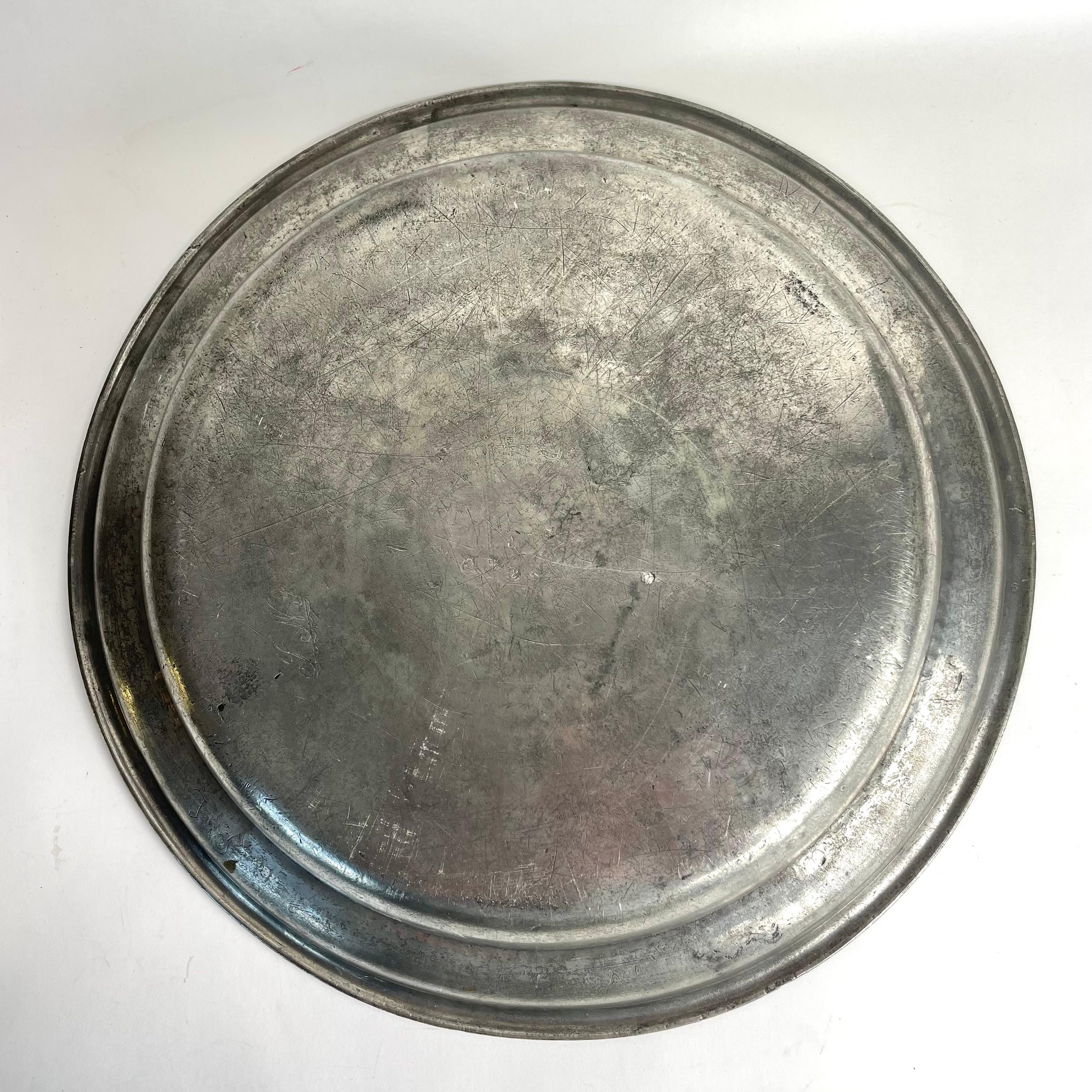 Plat de service gustavien en étain, fin des années 1700, Suède avec signature 1