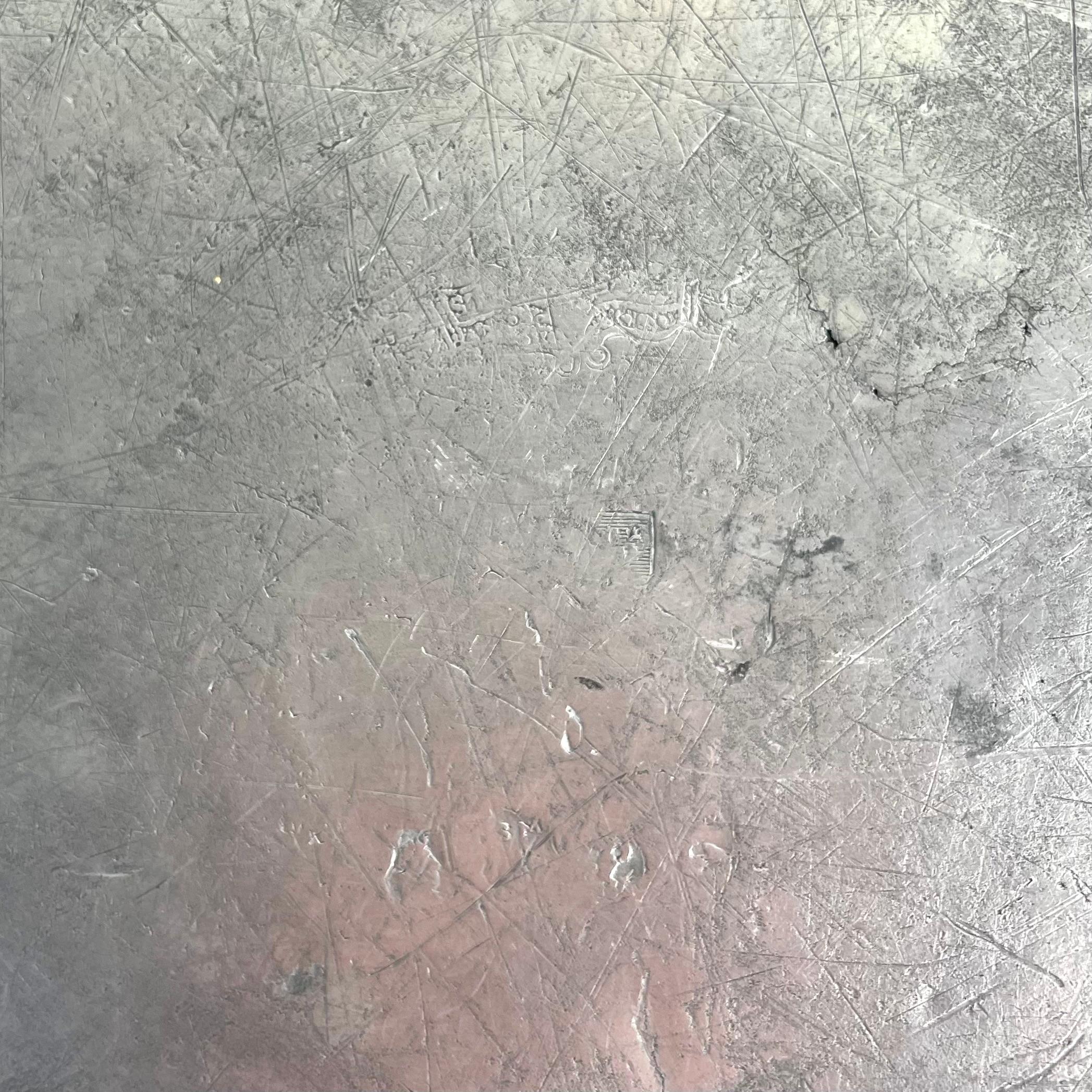 Plat de service gustavien en étain, fin des années 1700, Suède avec signature 2