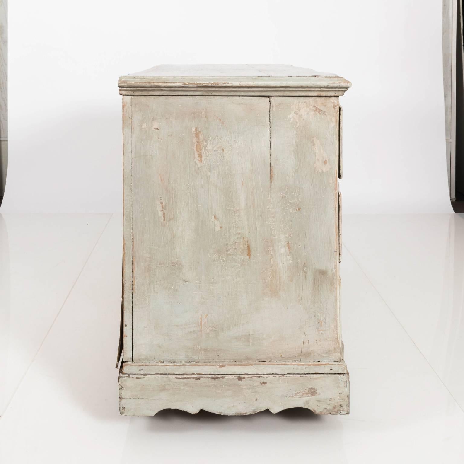 Gustavian Serpentine Chest of Drawers 1