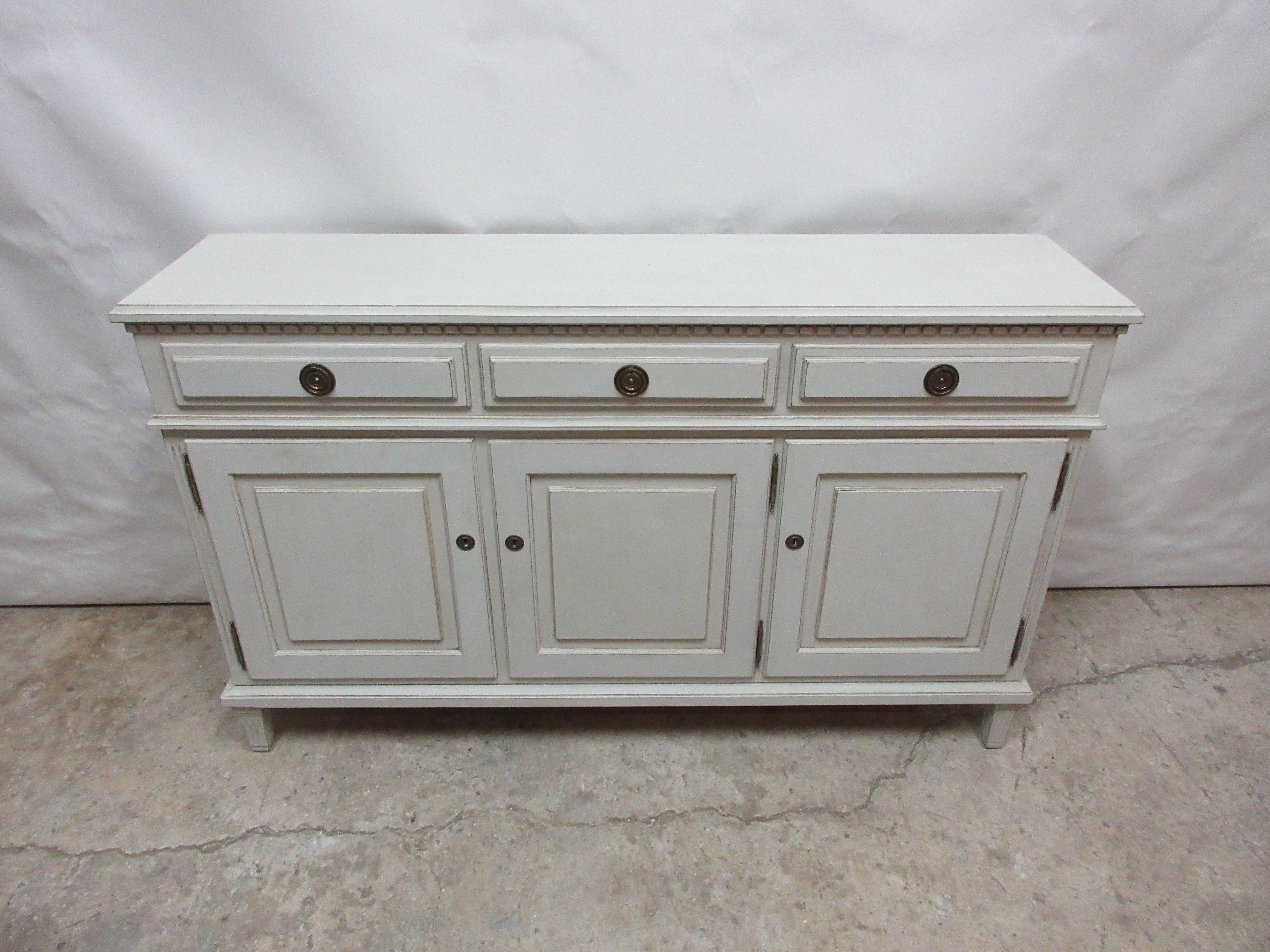 This Gustavian sideboard was found at an Estate Auction in Ratvik Sweden.
It has been restored and repainted in Milk Paints 