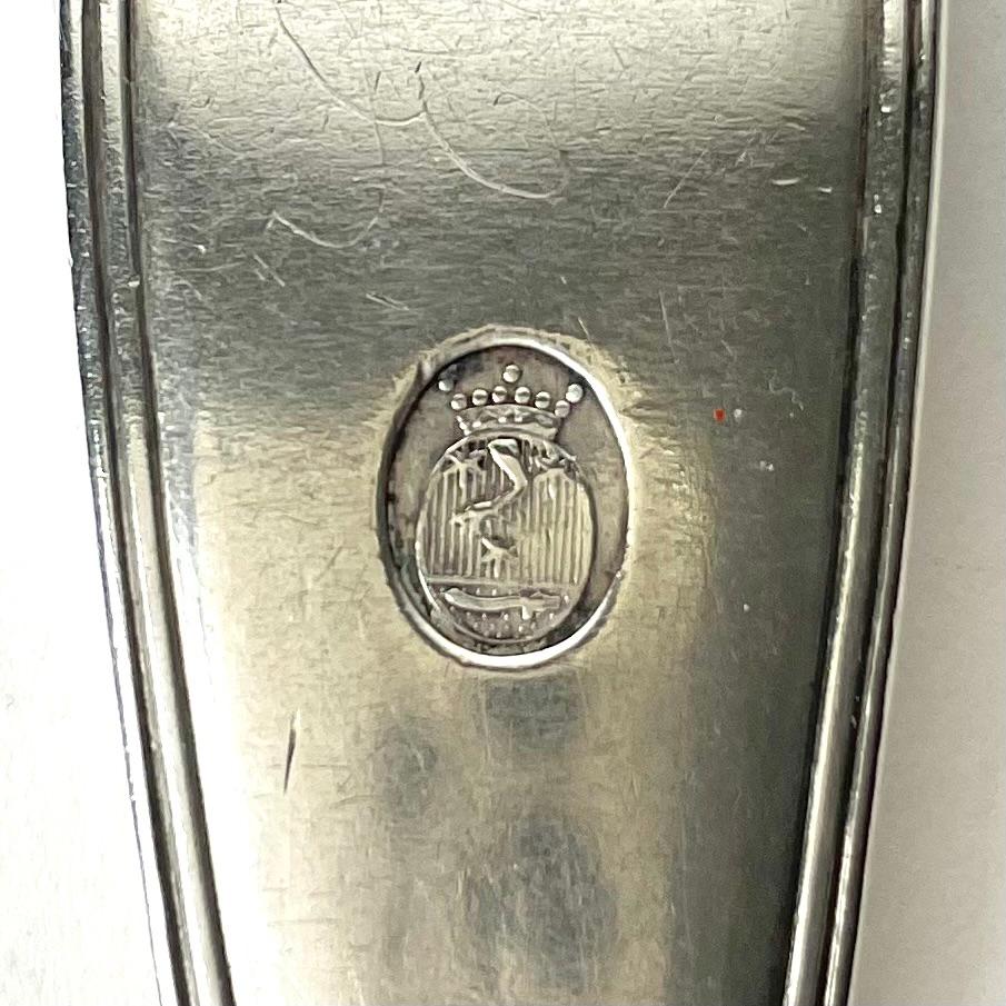 Gustavian silver spoon by Arvid Floberg dated 1785 with baronial coat of arms In Good Condition For Sale In Knivsta, SE