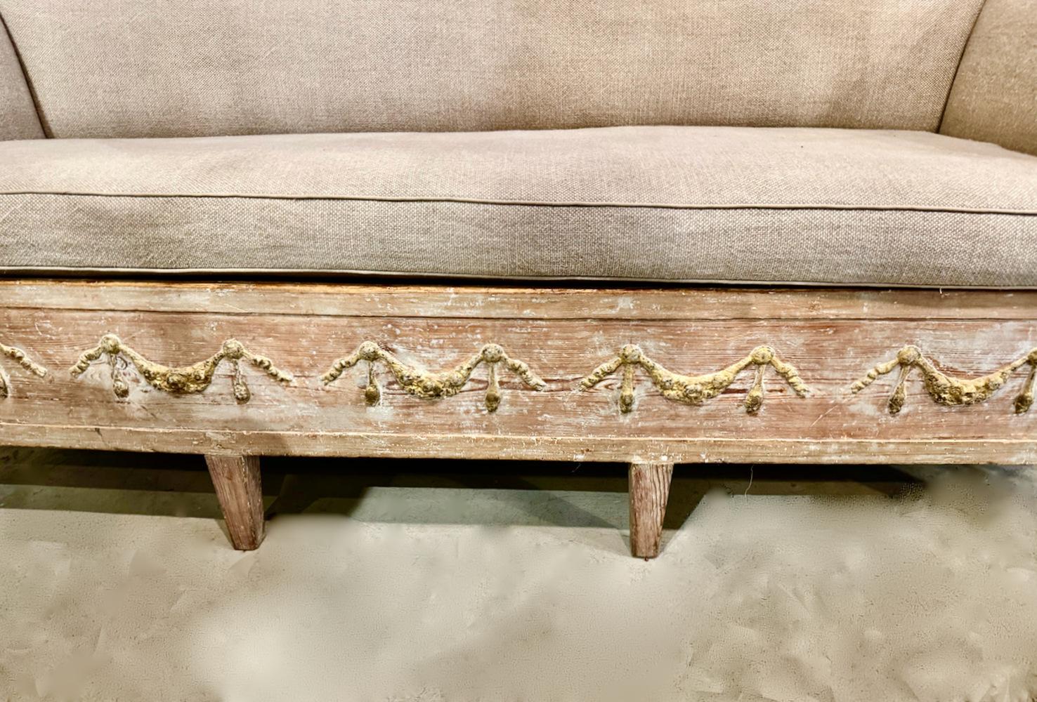 Gustavianisches Sofa, frühes 19. Jahrhundert (Handgeschnitzt) im Angebot