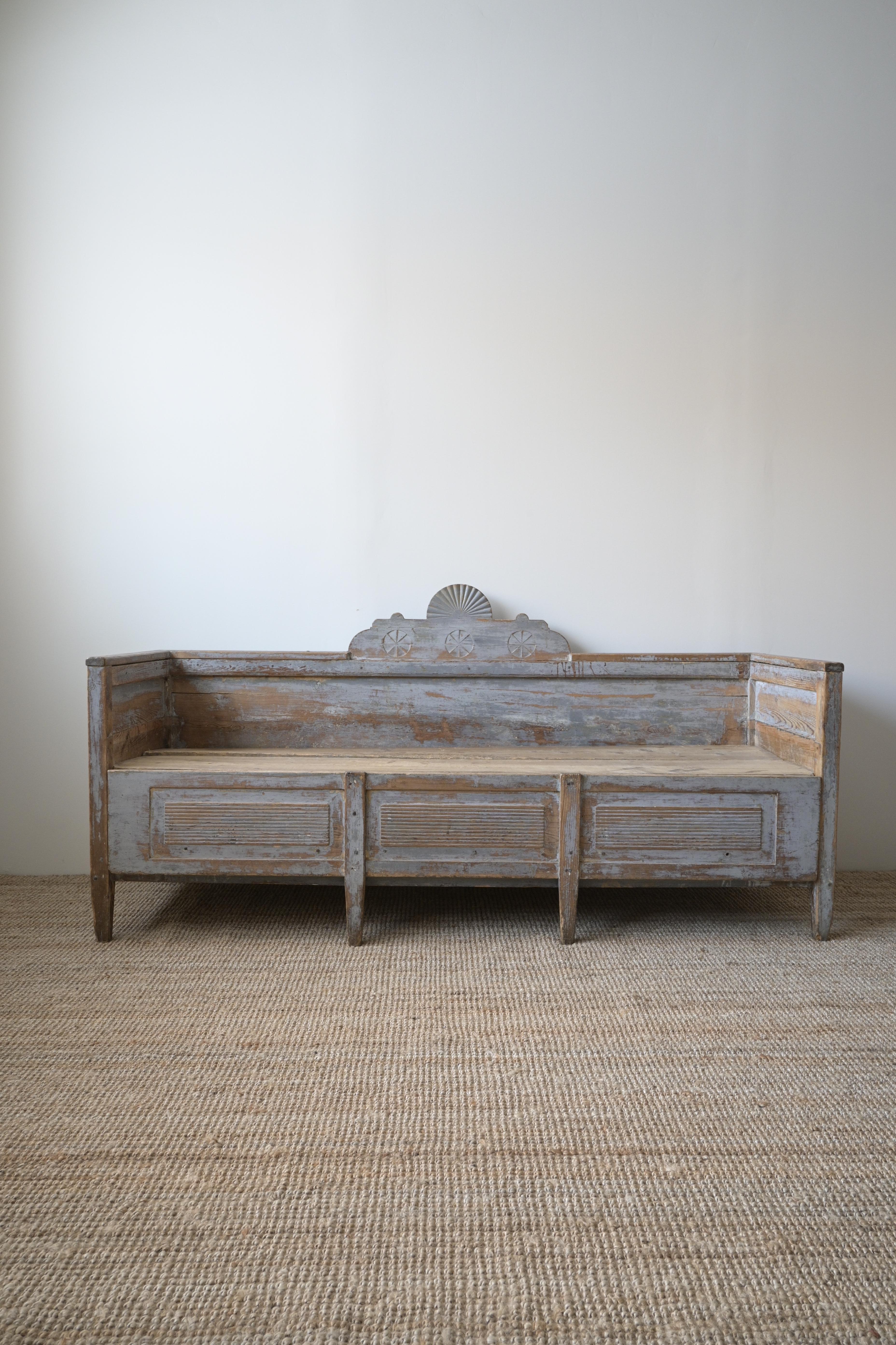 Gustavian Sofa ca 1800-1830 from Hälsingland, Sweden

An extendable sofa 'daybed' featuring a stylish sunburst-patterned backrest, exemplifying elegant Gustavian design.

Retains its beautiful patina and traces of the original and older paint.
The