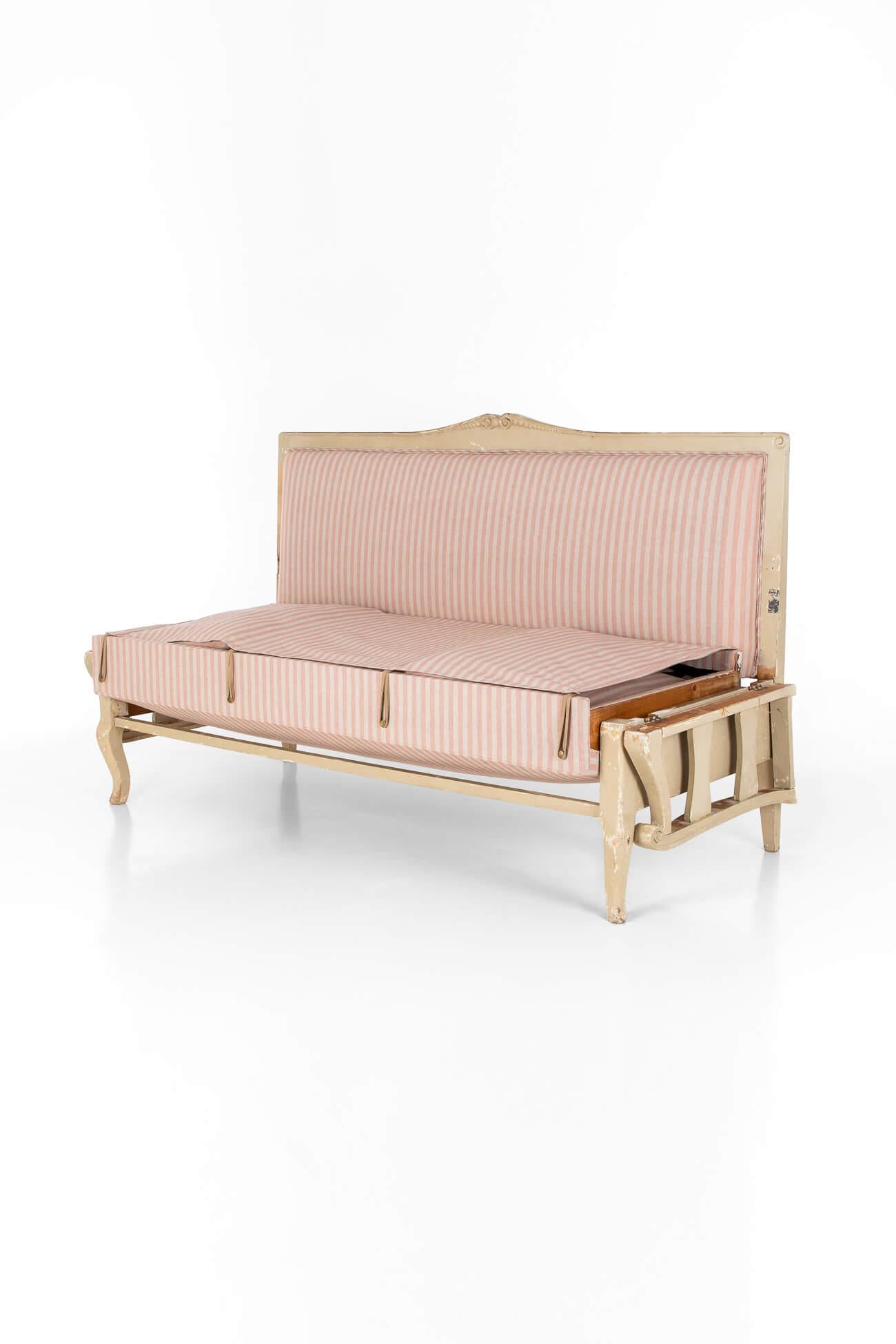 Gustavian Sofa in Pink Linen For Sale 4