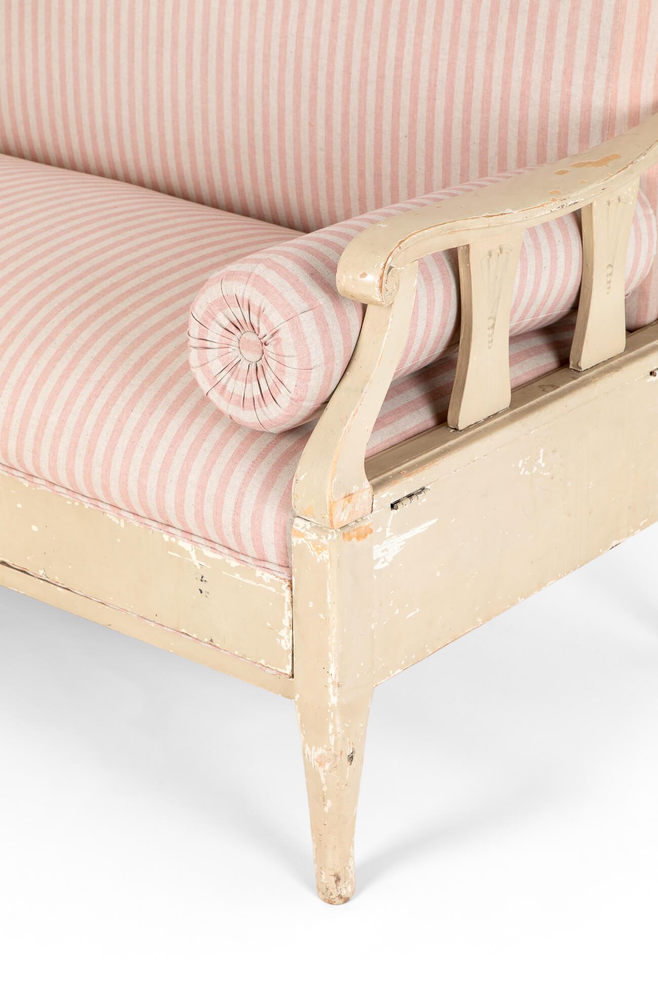 Hand-Crafted Gustavian Sofa in Pink Linen For Sale