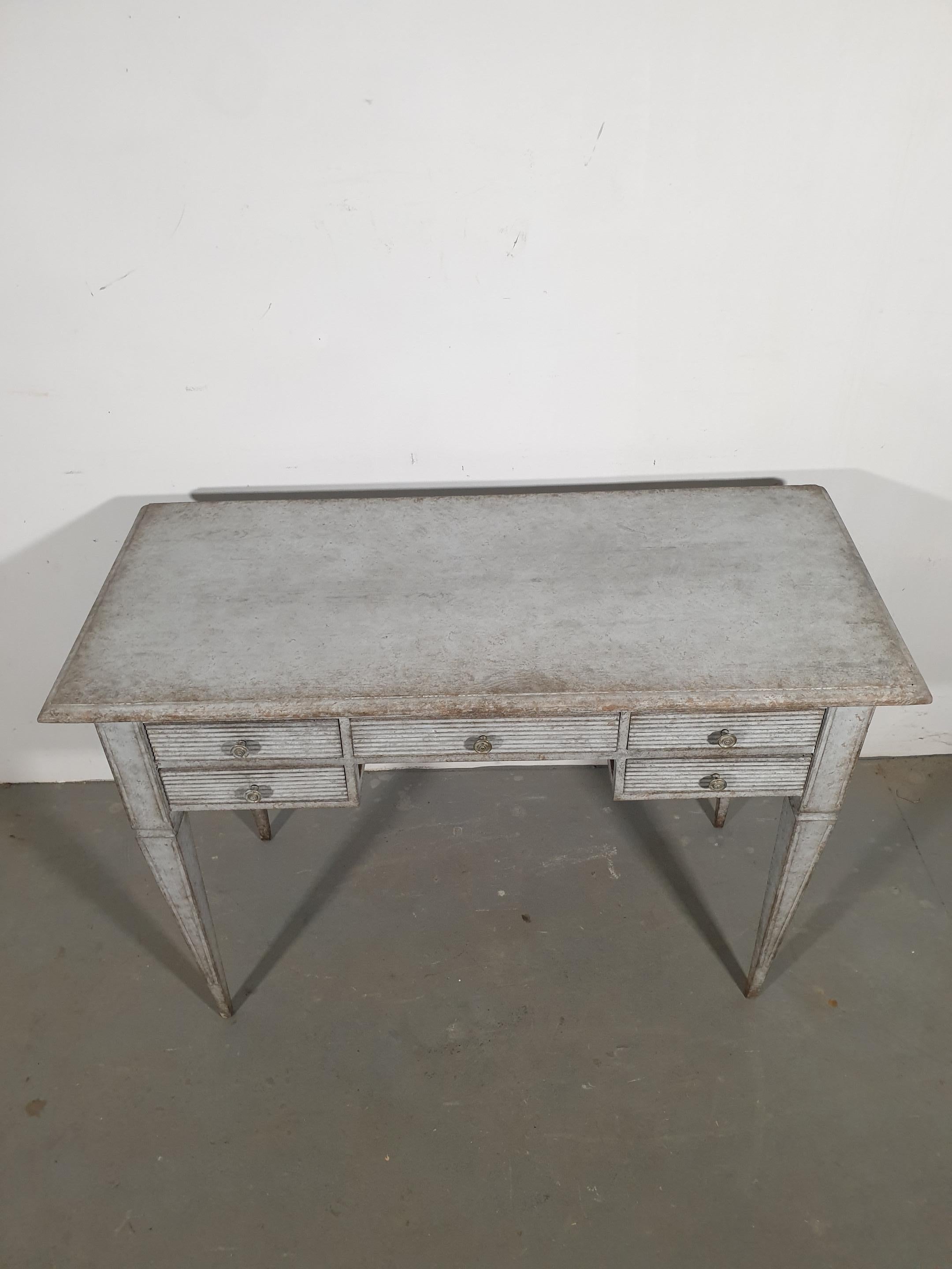 Gustavian Style 1870s Swedish Gray Painted Desk, Fluted Drawers and Tapered Legs For Sale 2