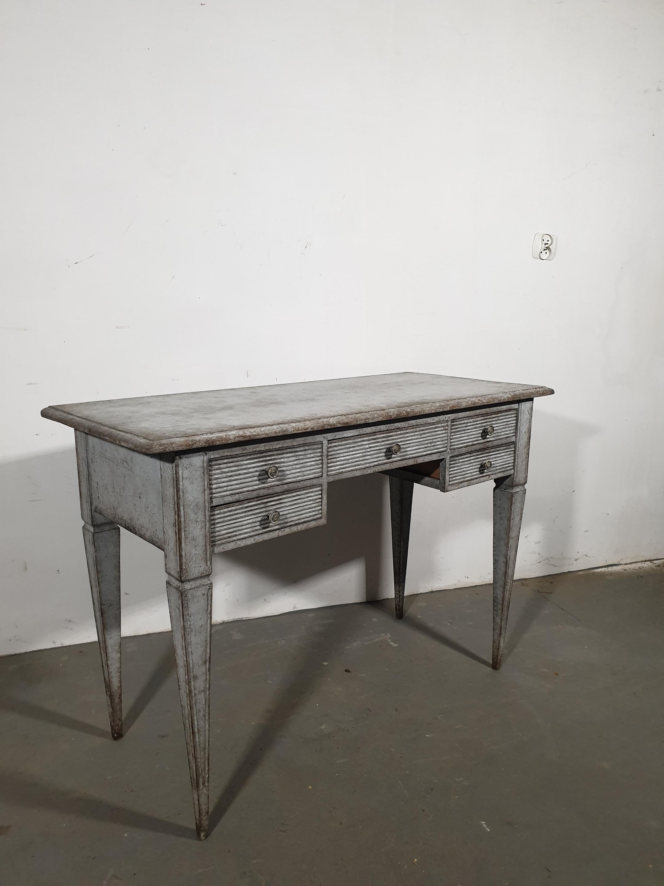 Carved Gustavian Style 1870s Swedish Gray Painted Desk, Fluted Drawers and Tapered Legs For Sale