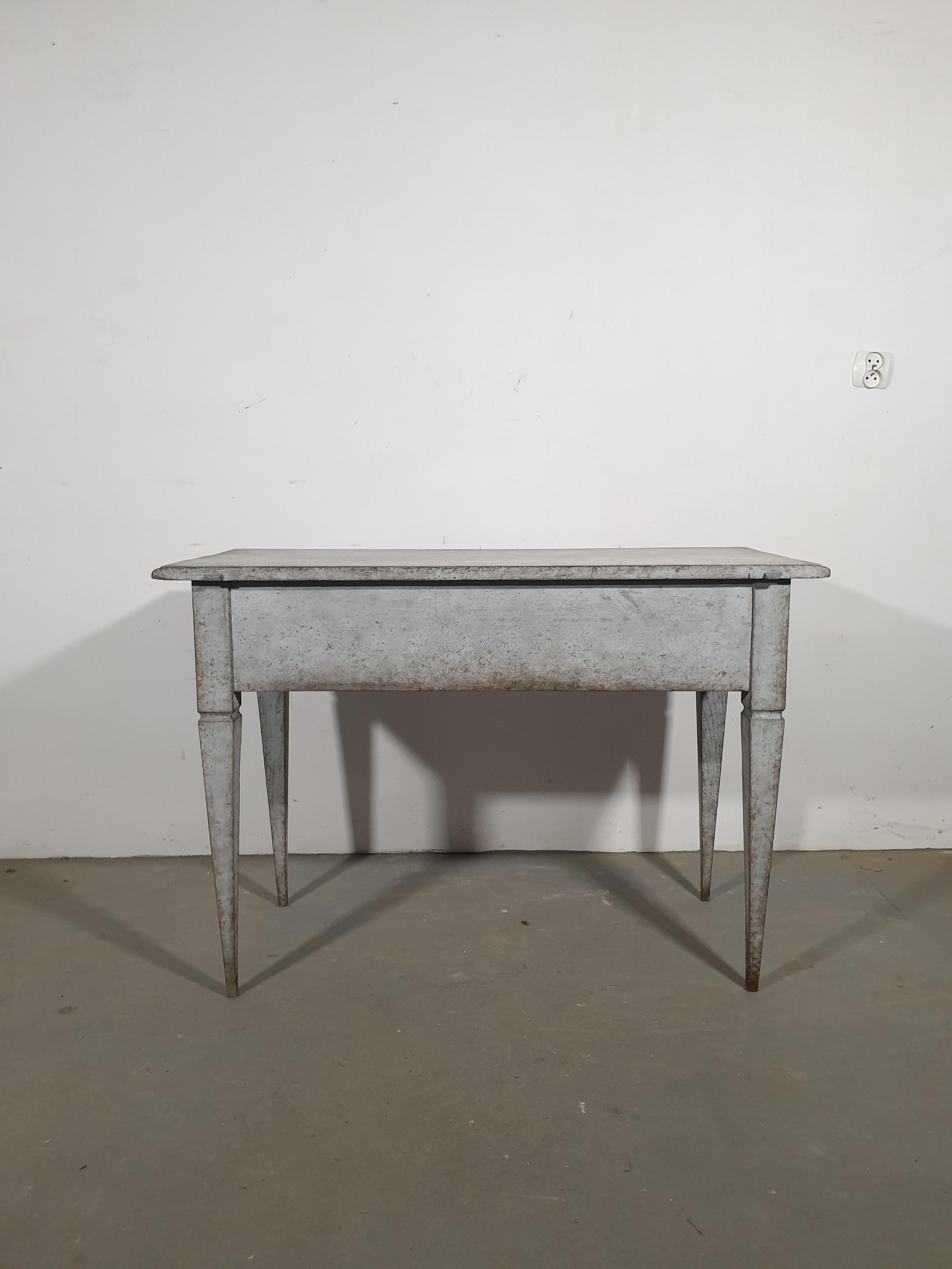 Gustavian Style 1870s Swedish Gray Painted Desk, Fluted Drawers and Tapered Legs In Good Condition In Atlanta, GA