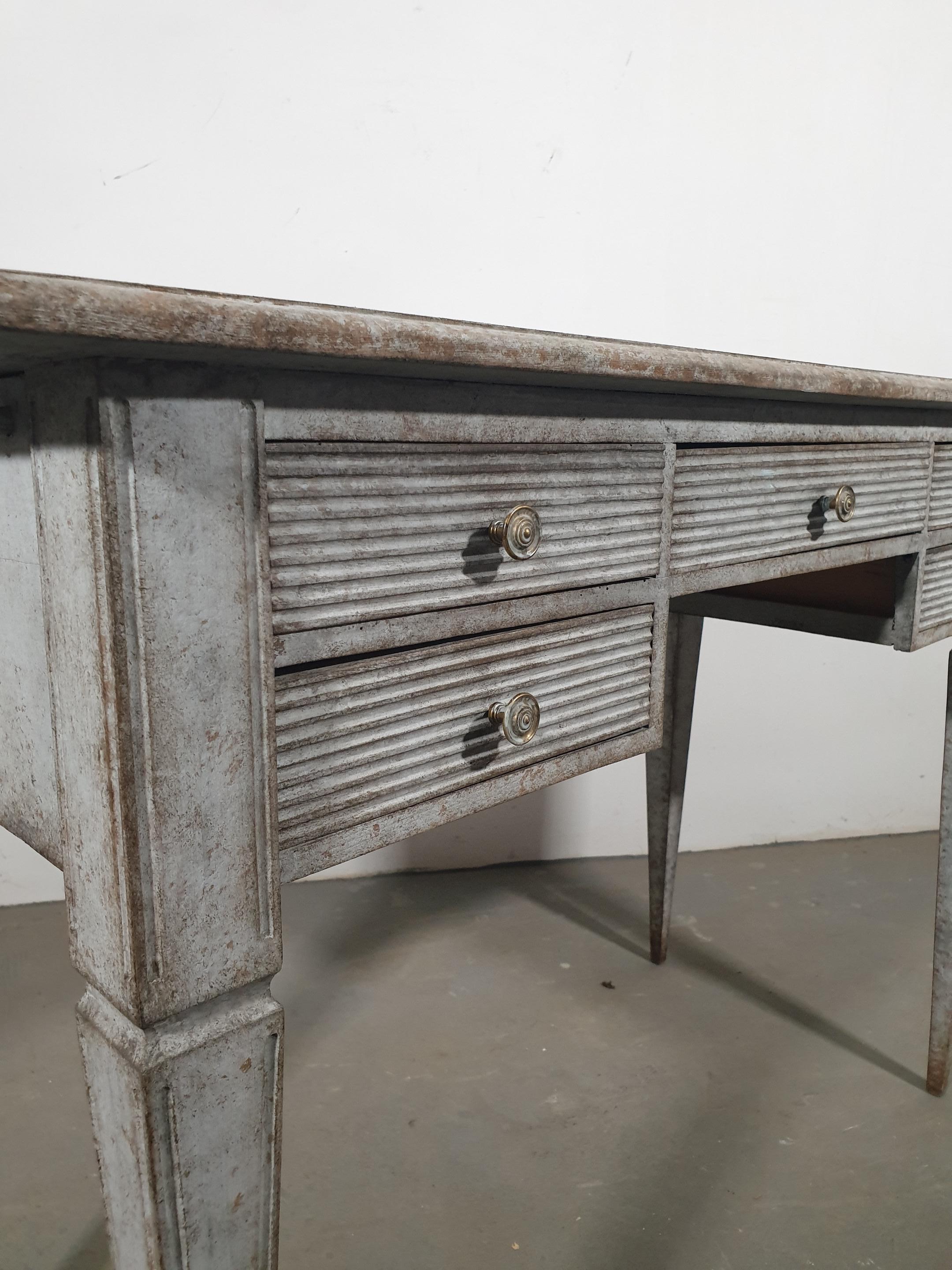 Wood Gustavian Style 1870s Swedish Gray Painted Desk, Fluted Drawers and Tapered Legs For Sale