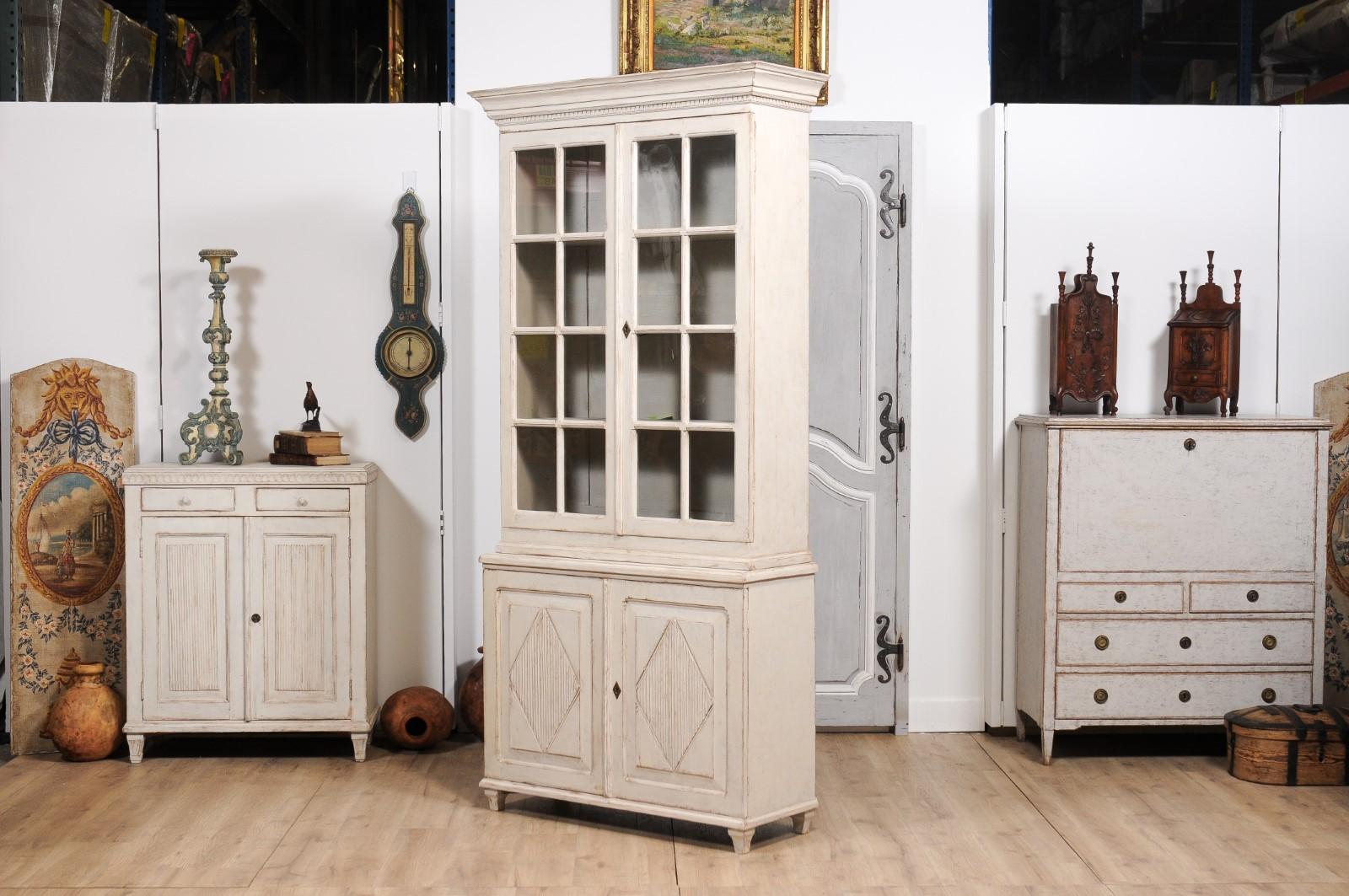 Gustavian Style 1880s Light Gray Painted Vitrine Cabinet with Glass Doors For Sale 3