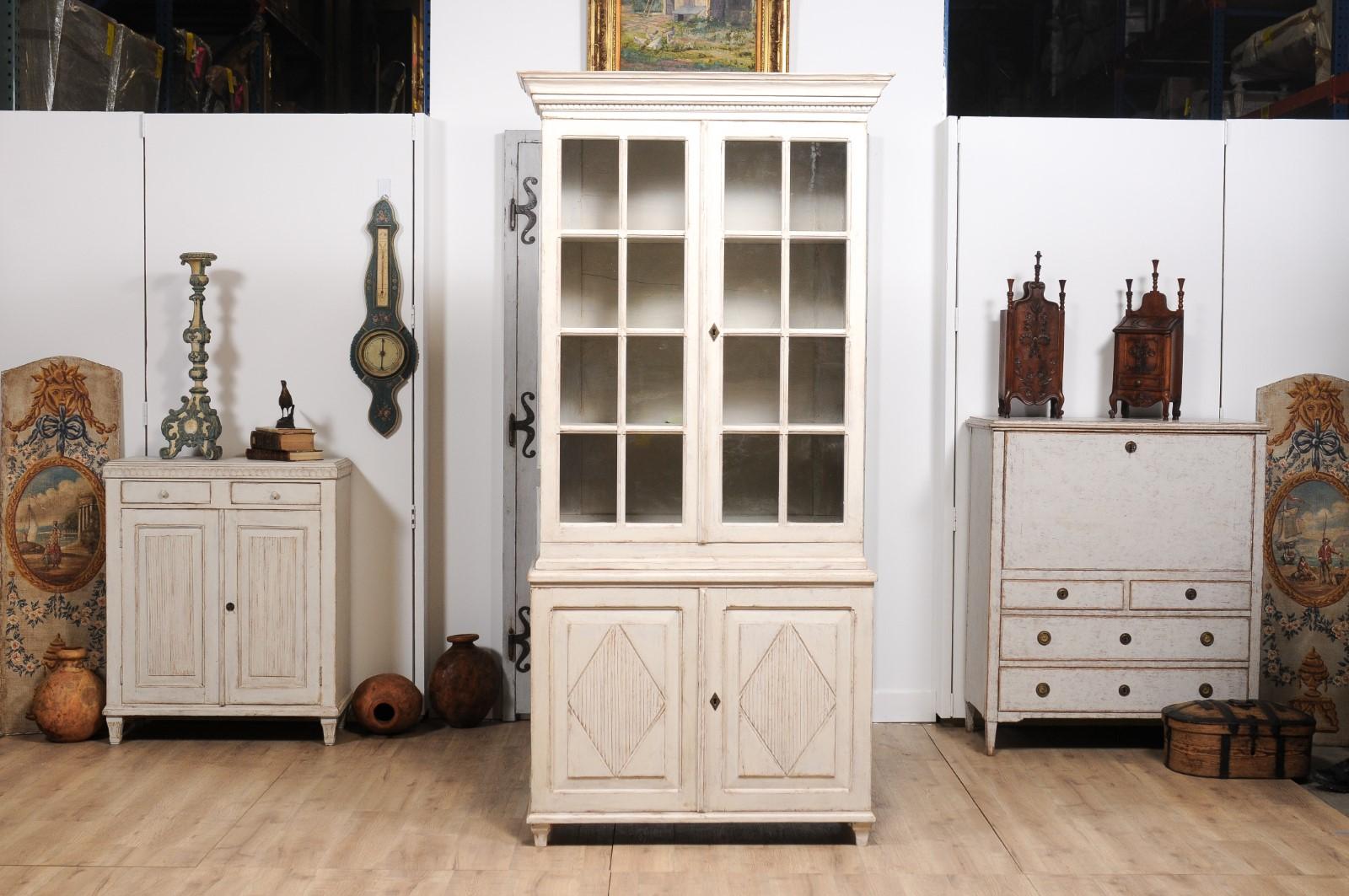 Gustavian Style 1880s Light Gray Painted Vitrine Cabinet with Glass Doors For Sale 4