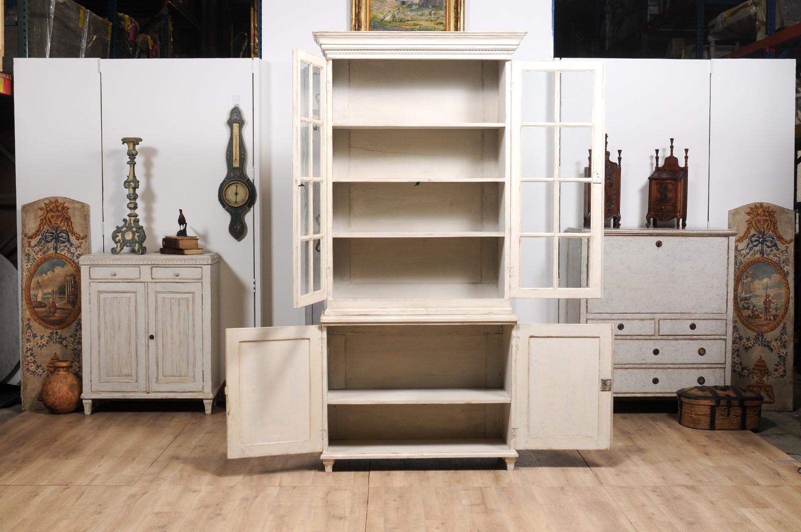 Gustavian Style 1880s Light Gray Painted Vitrine Cabinet with Glass Doors For Sale 5