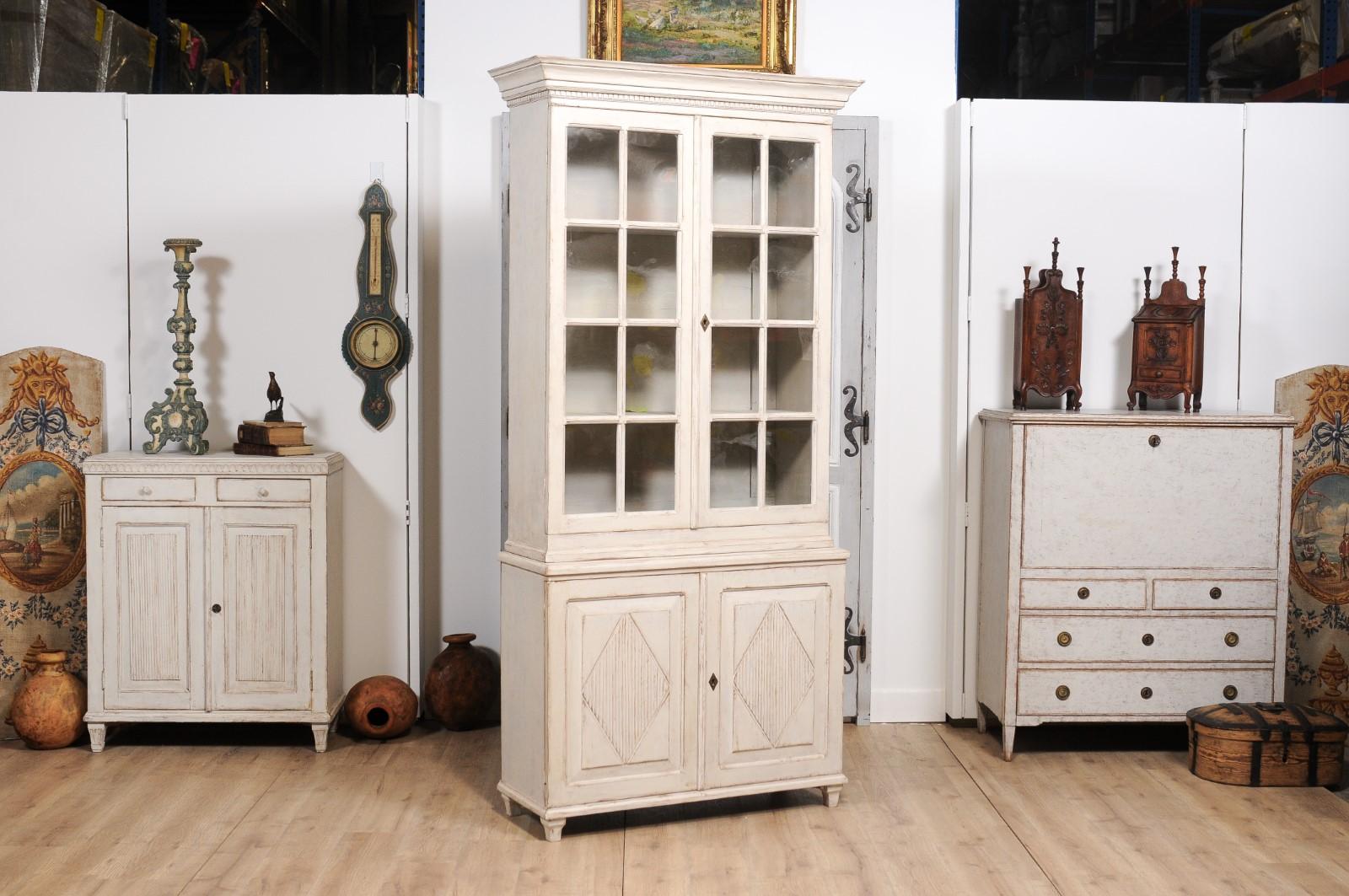 Gustavian Style 1880s Light Gray Painted Vitrine Cabinet with Glass Doors For Sale 6