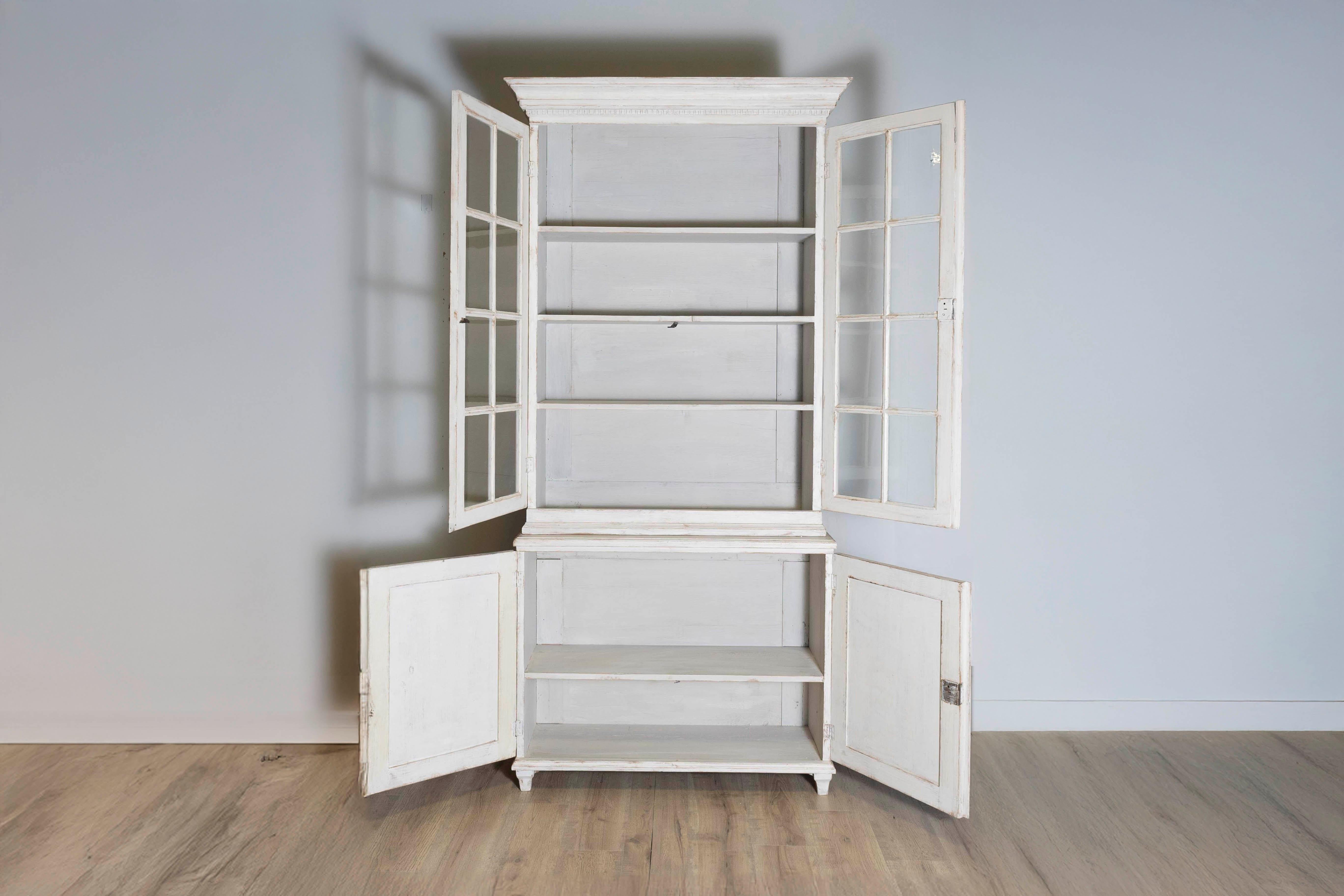 Swedish Gustavian Style 1880s Light Gray Painted Vitrine Cabinet with Glass Doors