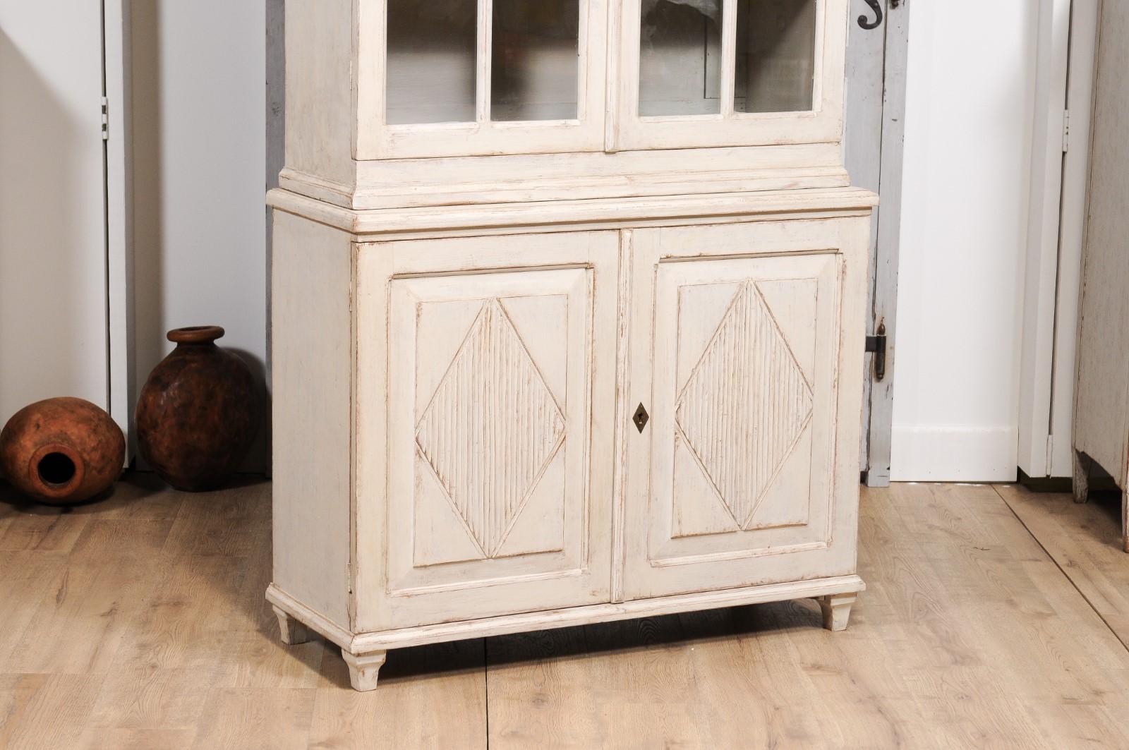 Swedish Gustavian Style 1880s Light Gray Painted Vitrine Cabinet with Glass Doors For Sale