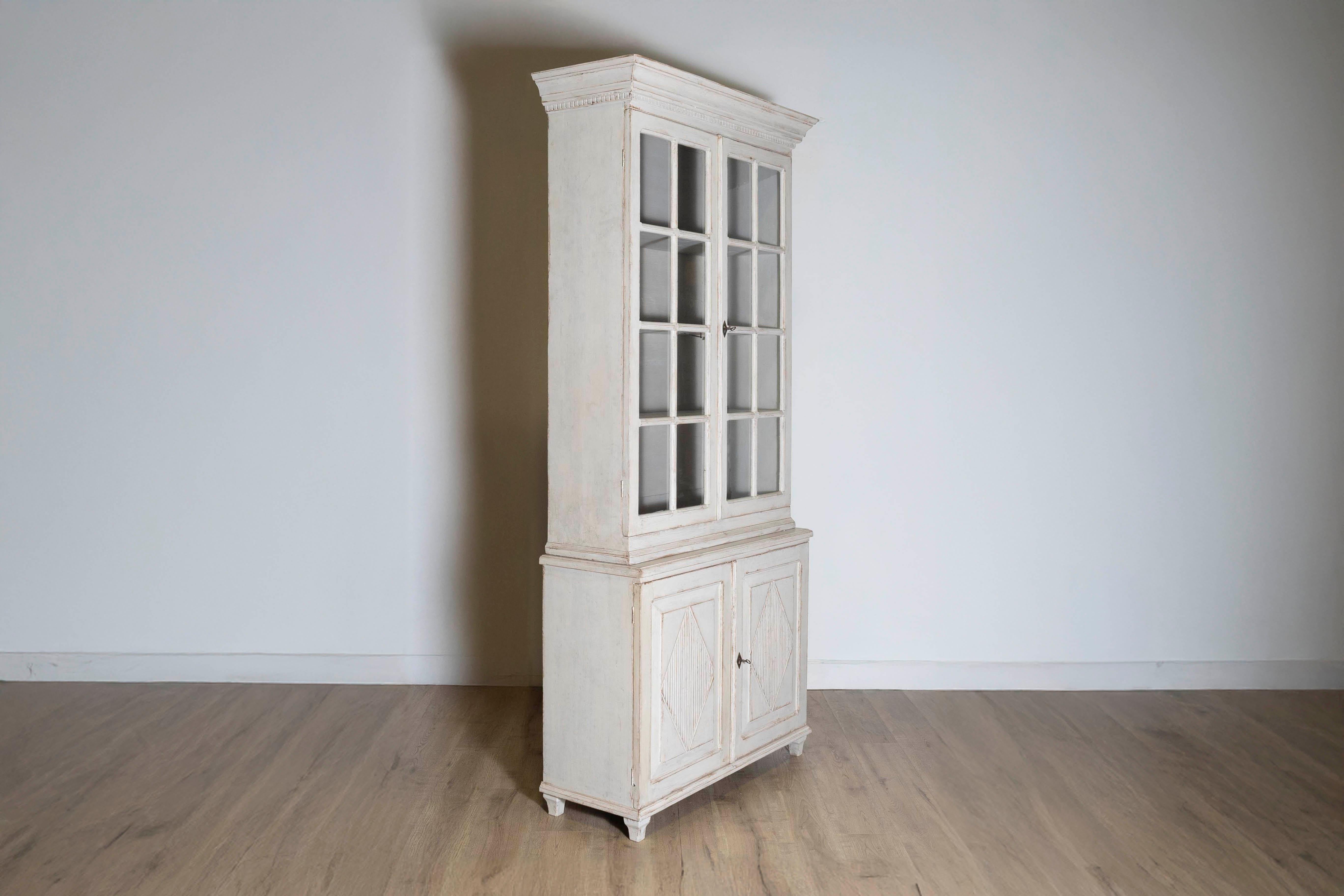 Carved Gustavian Style 1880s Light Gray Painted Vitrine Cabinet with Glass Doors