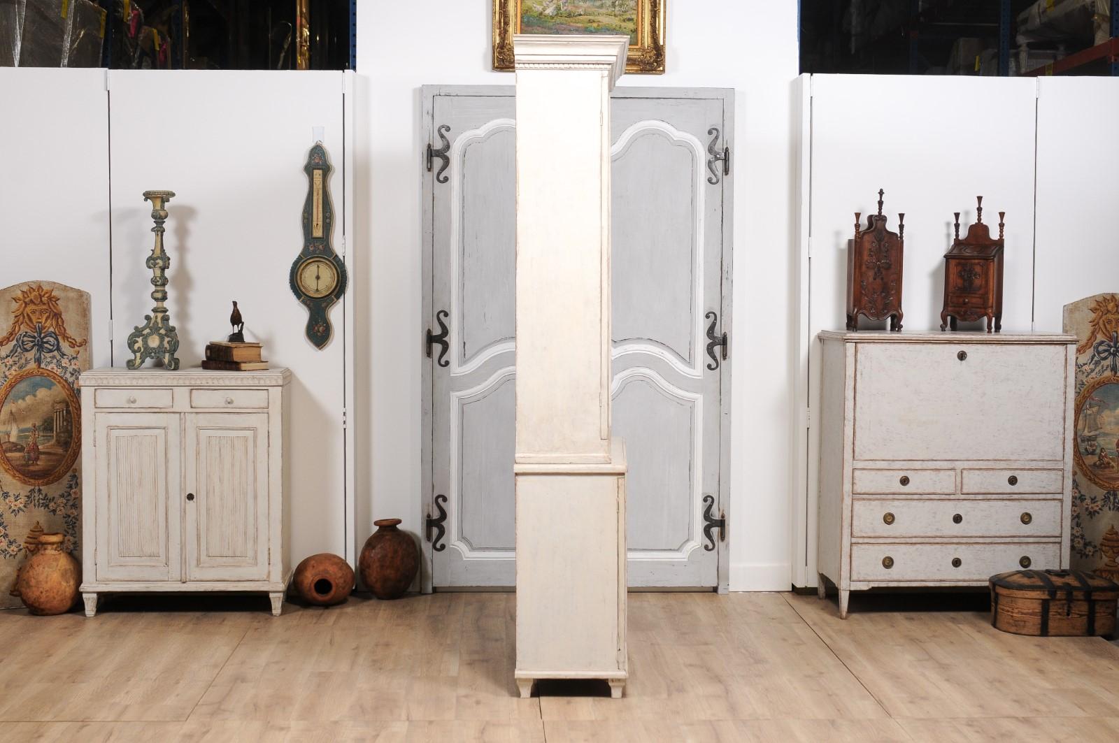 Carved Gustavian Style 1880s Light Gray Painted Vitrine Cabinet with Glass Doors For Sale