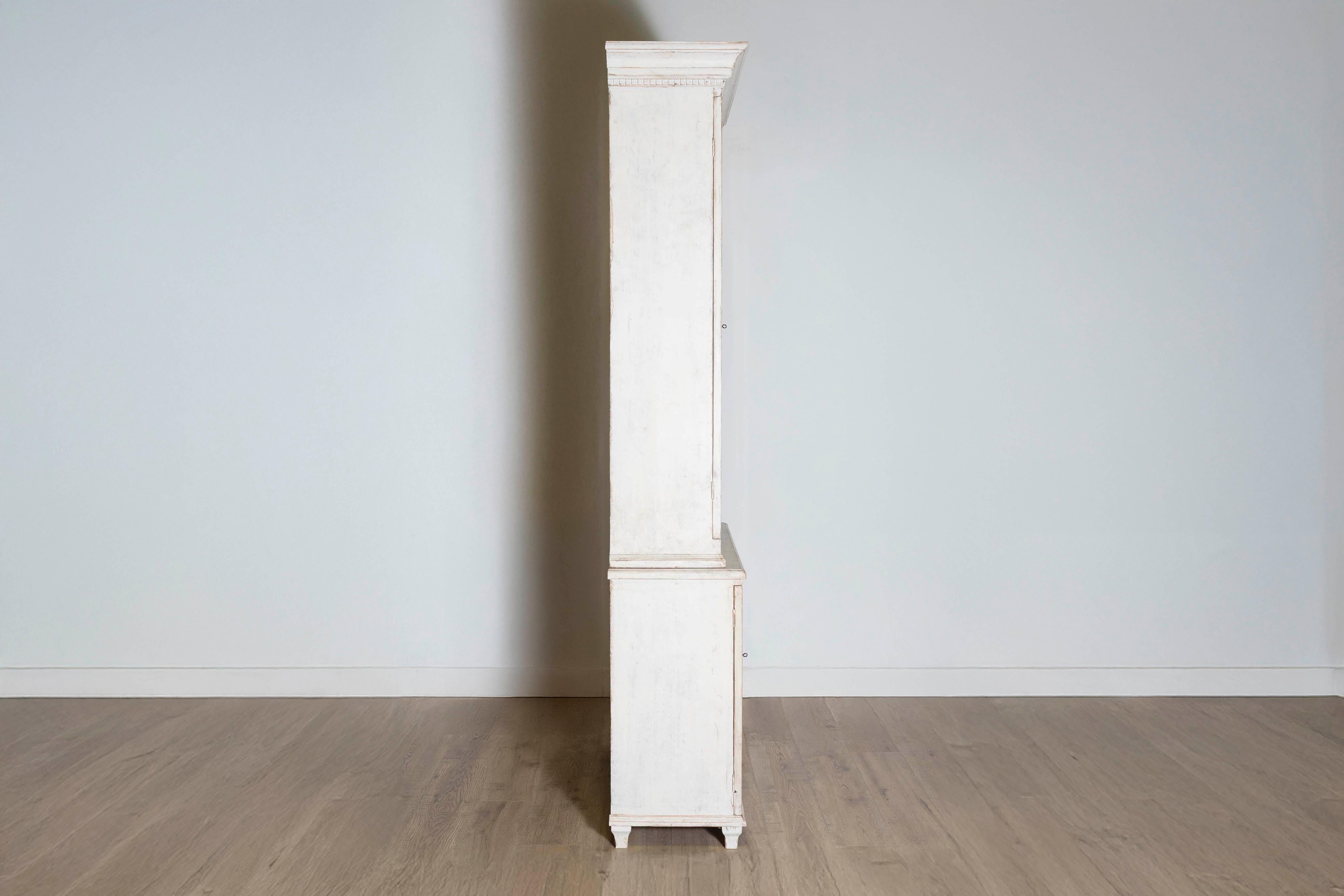 Gustavian Style 1880s Light Gray Painted Vitrine Cabinet with Glass Doors In Good Condition In Atlanta, GA