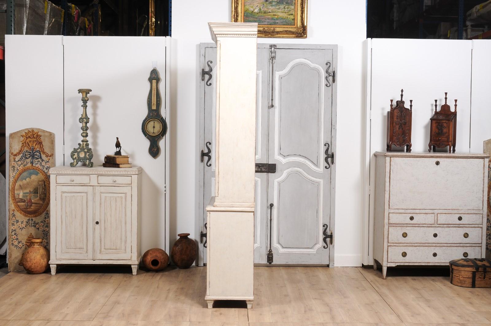 Verre Vitrine de style gustavien des années 1880 peinte en gris clair avec portes en verre en vente