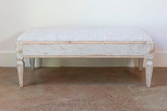 Schwedischer Fußschemel im gustavianischen Stil um 1900 mit geschnitzten Rosetten und konischen Beinen