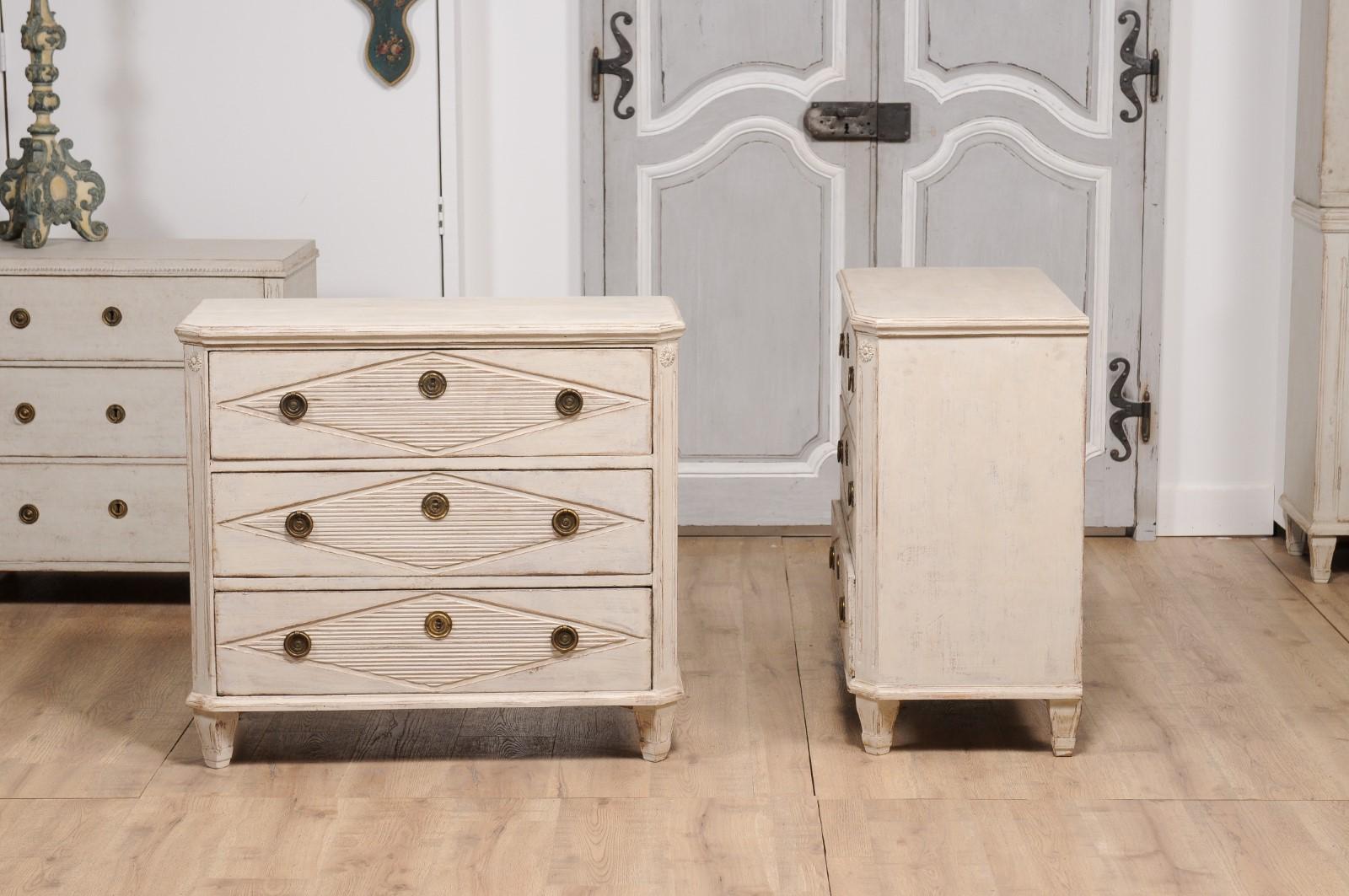 Gustavian Style 19th Century Painted Chests with Carved Diamond Motifs, a Pair For Sale 6