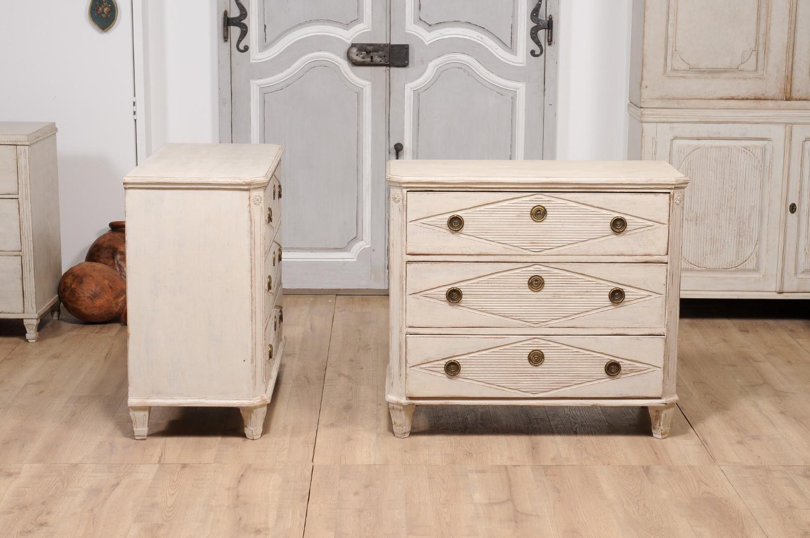 Gustavian Style 19th Century Painted Chests with Carved Diamond Motifs, a Pair For Sale 3