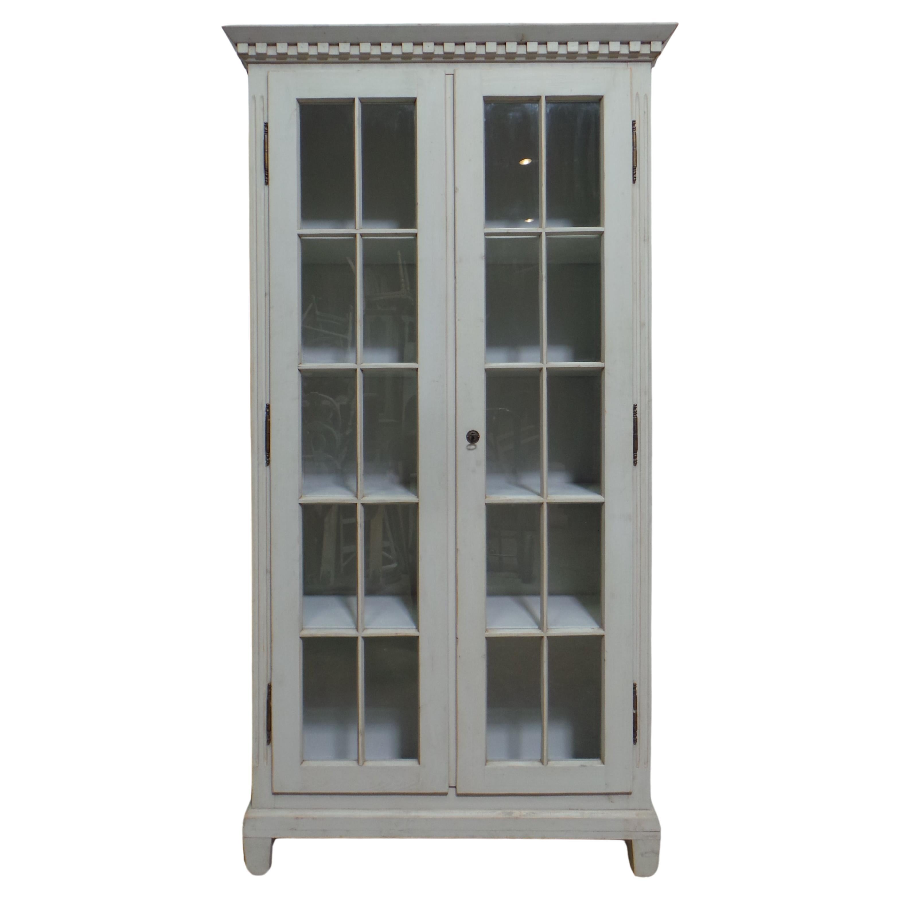 Gustavian Style 2 door display cabinet / Vitrine