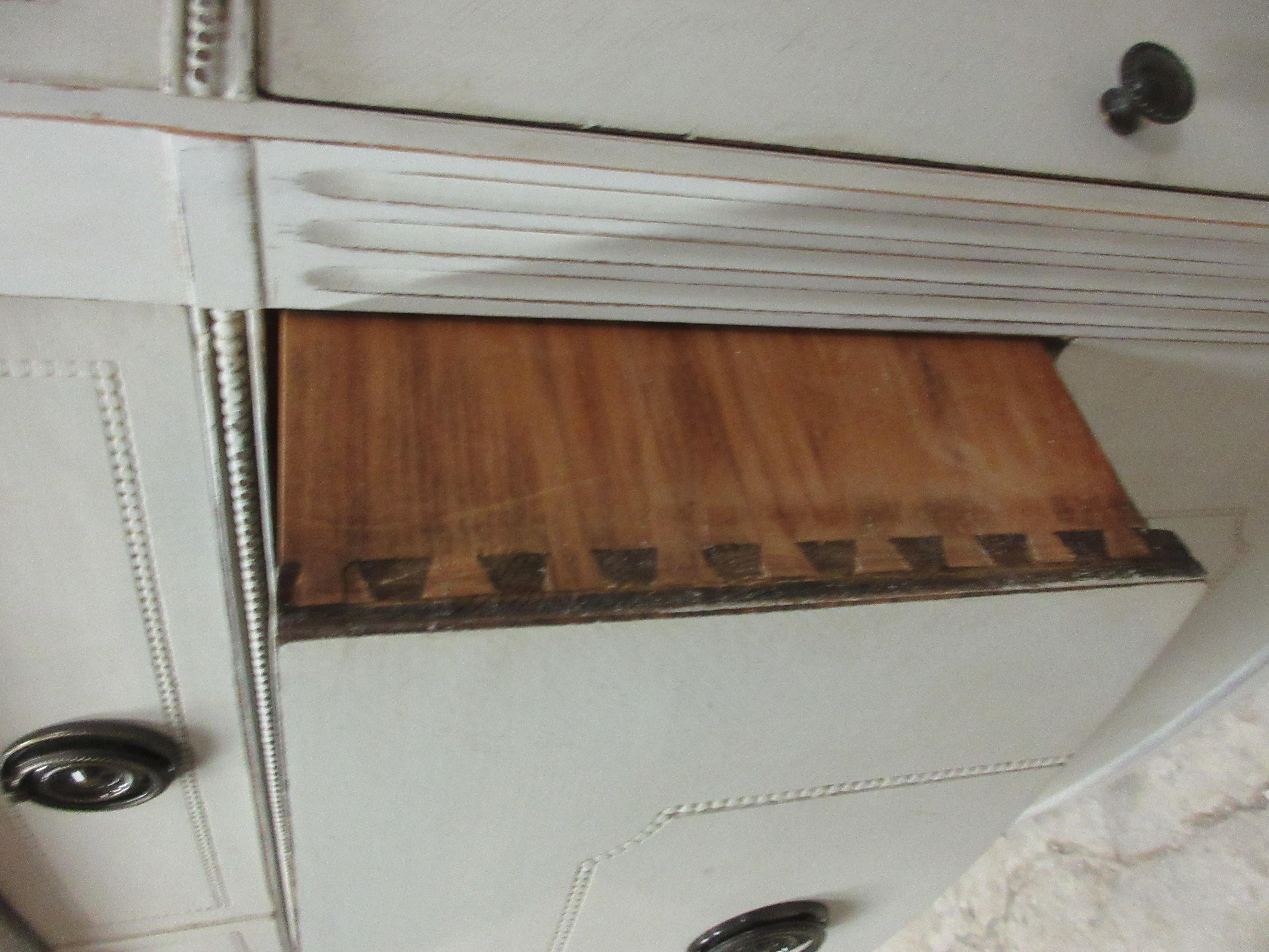Gustavianisches Sideboard mit 3 Schubladen und 2 Türen (Holz) im Angebot
