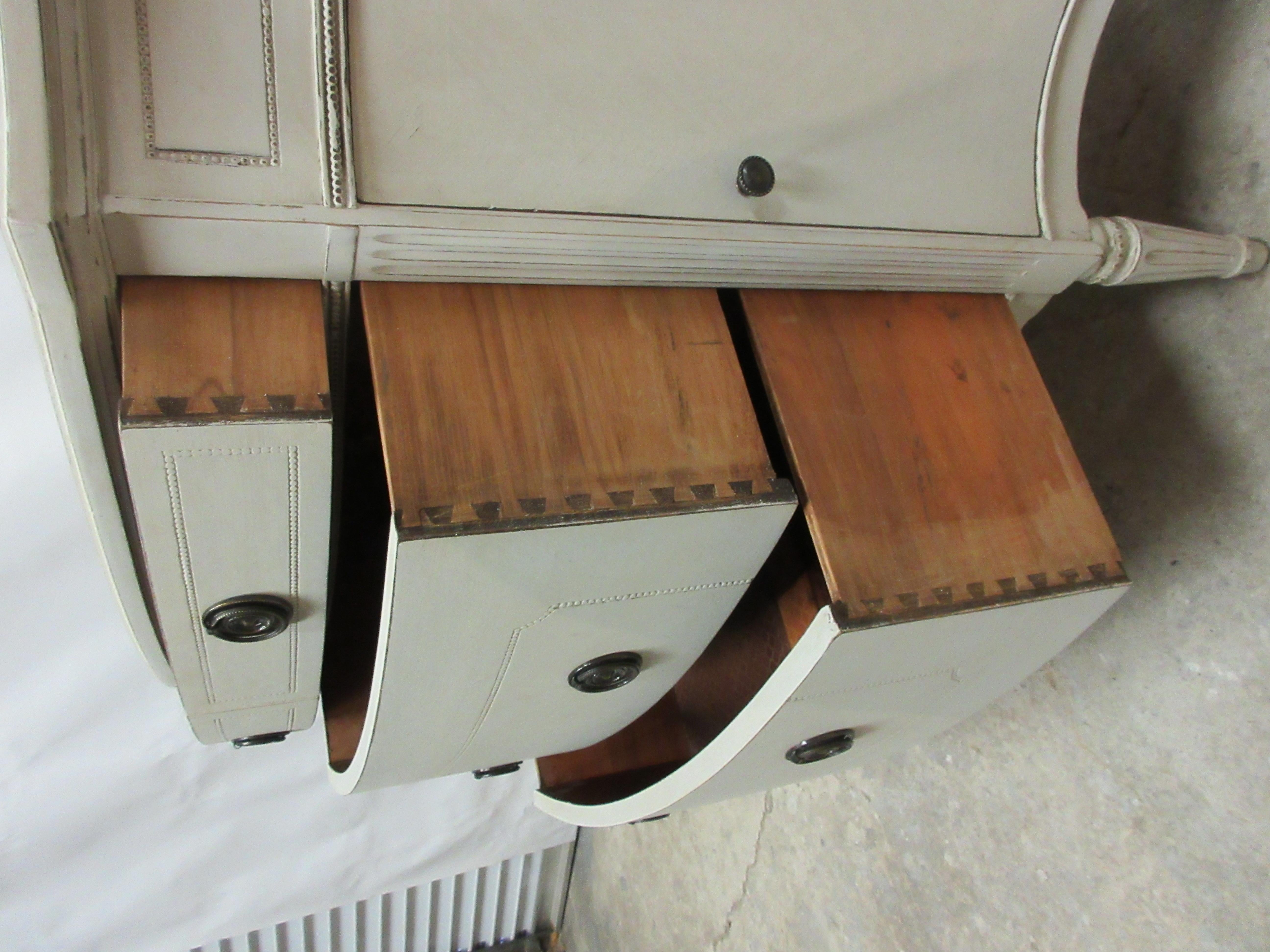 Gustavianisches Sideboard mit 3 Schubladen und 2 Türen im Angebot 1