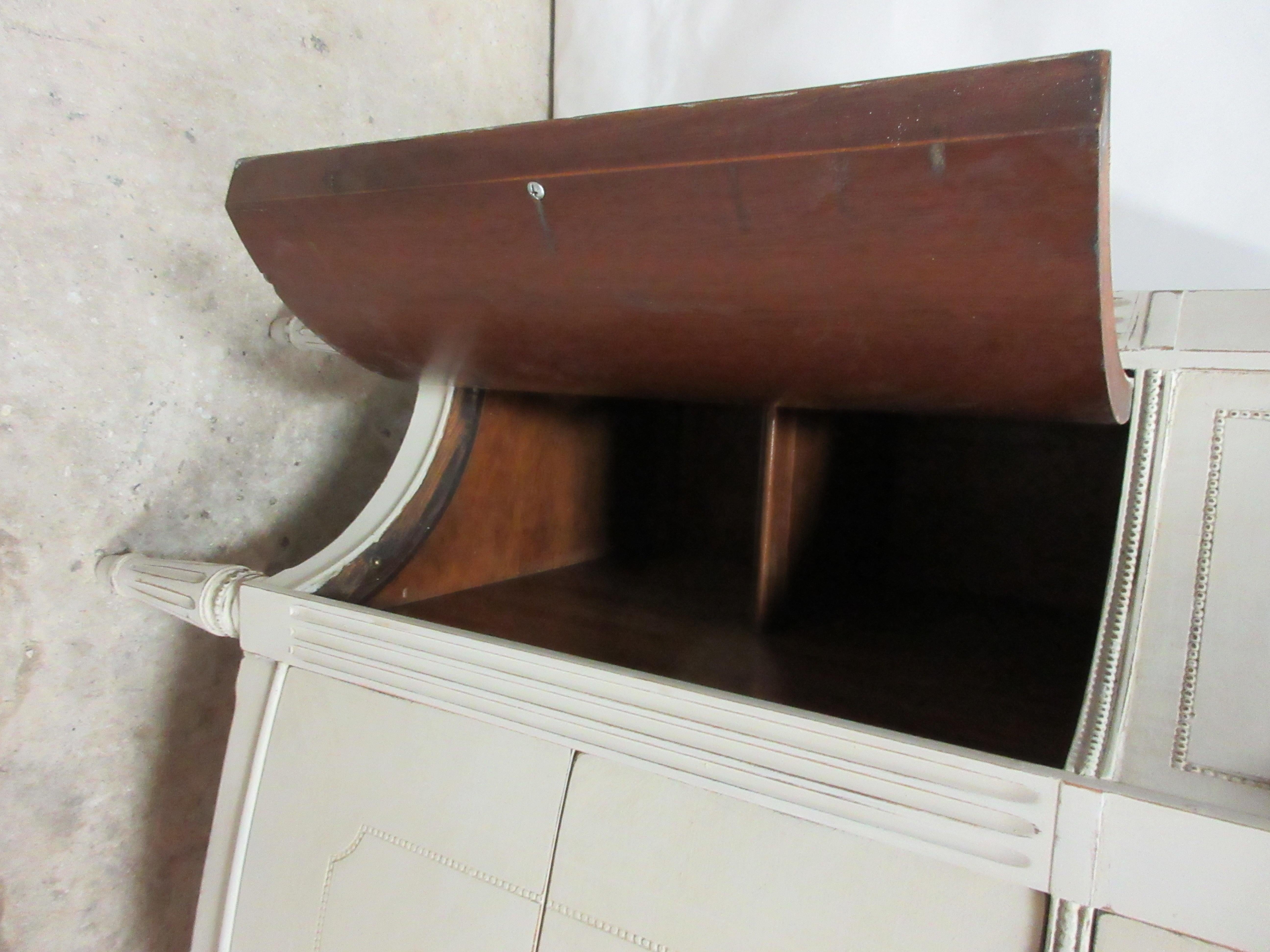 Gustavianisches Sideboard mit 3 Schubladen und 2 Türen im Angebot 2