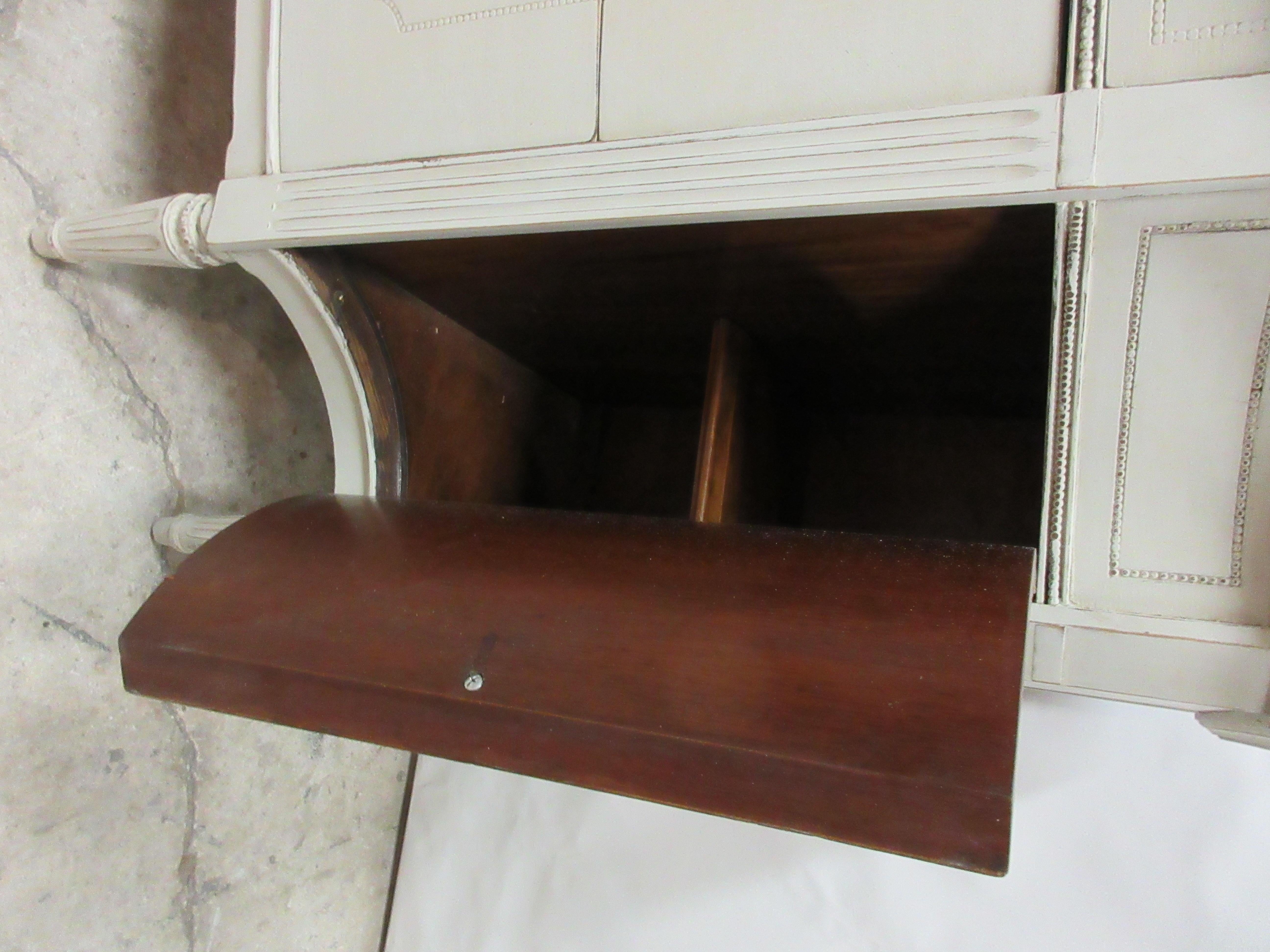 Gustavianisches Sideboard mit 3 Schubladen und 2 Türen im Angebot 3