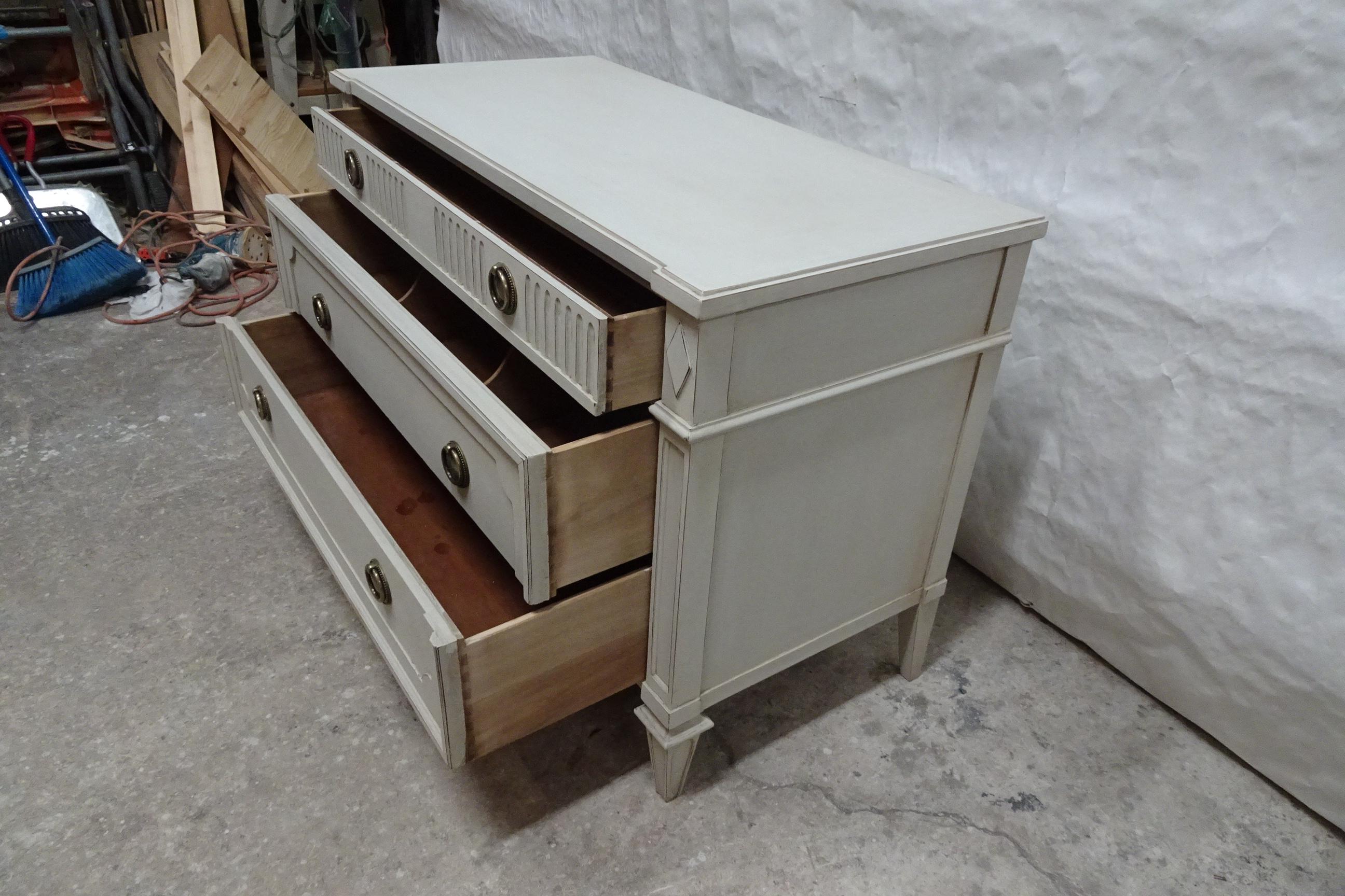 Gustavian Style 3 Drawer Chest Of Drawers  For Sale 4