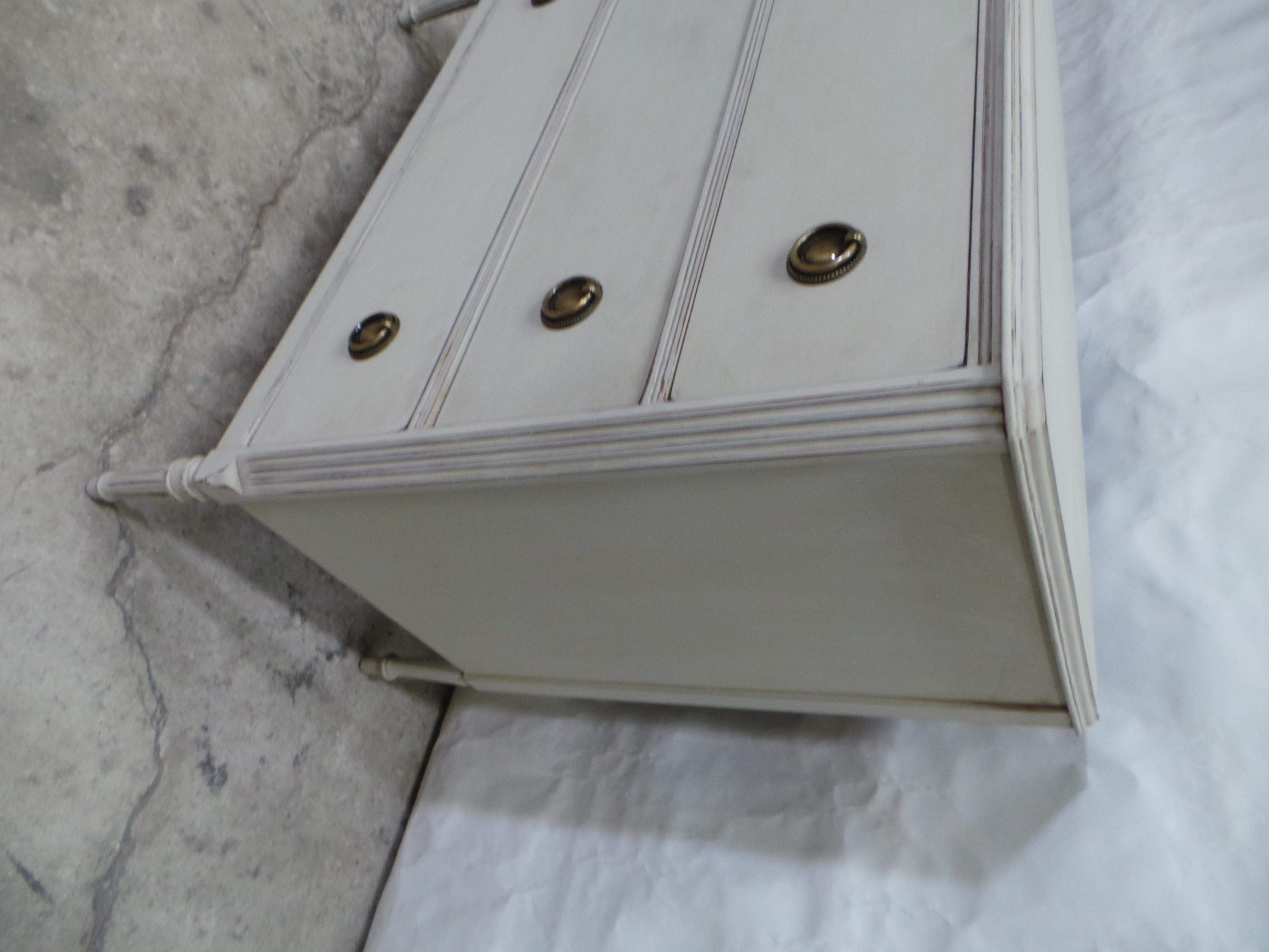 Gustavian Style 3 Schubladen Kommode im Zustand „Gut“ im Angebot in Hollywood, FL
