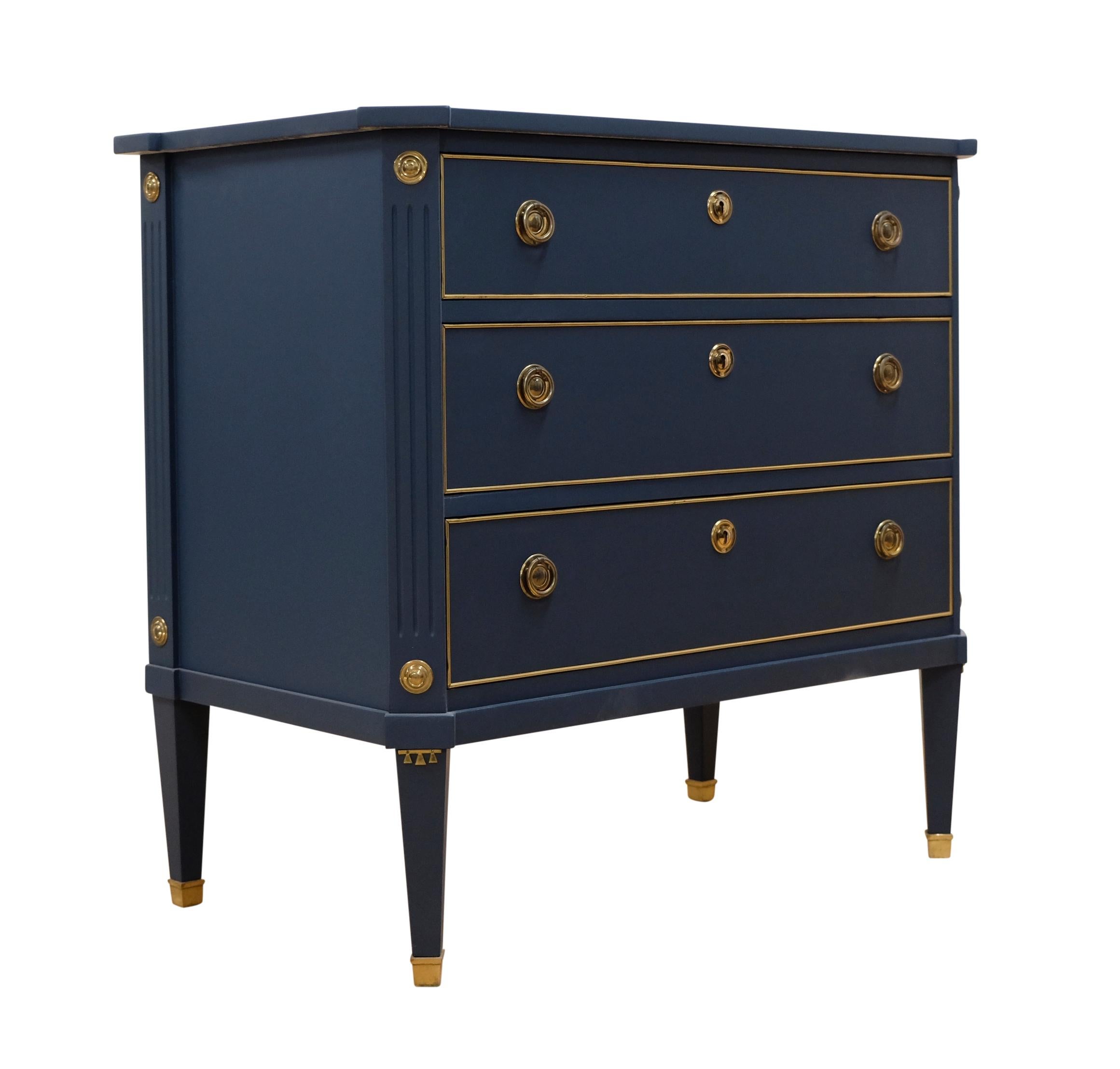 Commode gustavienne rénovée dans les règles de l'art et peinte en bleu nuit. Moulures fines autour des tiroirs et ferrures en laiton massif.  Dessus en marbre

Largeur 84 cm
Profondeur : 48cm / 18.9