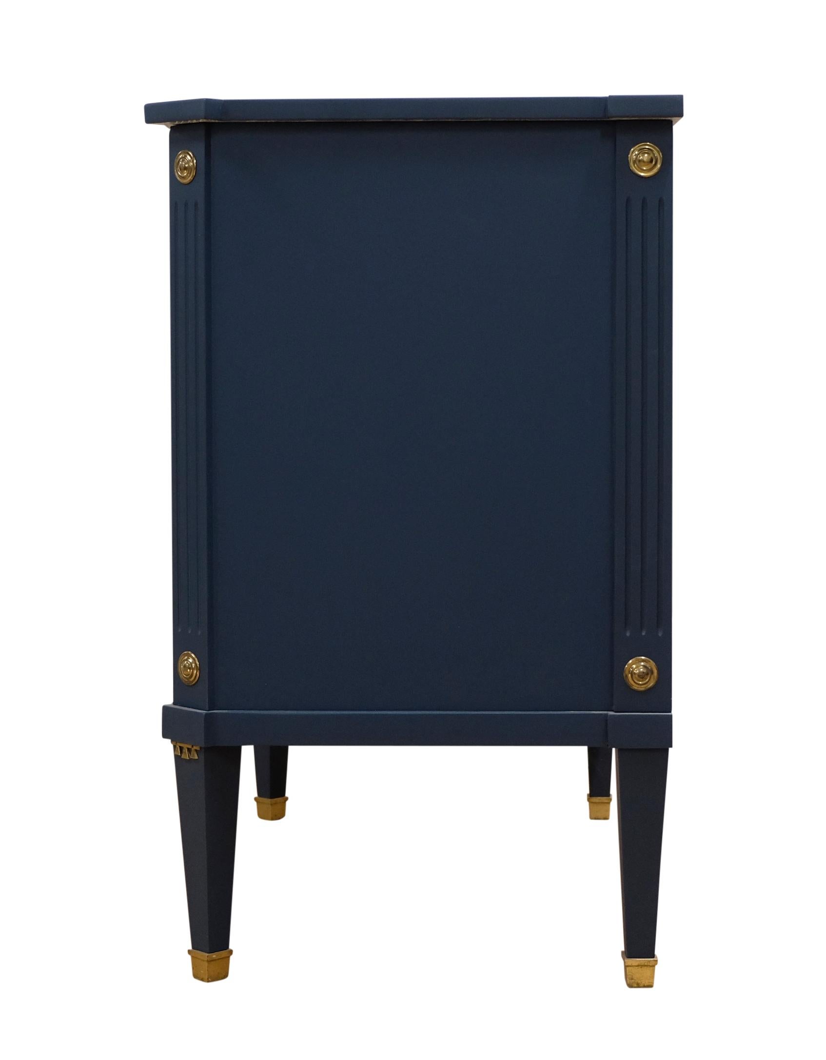 Gustavian Style 3 Schubladen Kommode bemalt  Mifnight Blau (Mitte des 20. Jahrhunderts) im Angebot